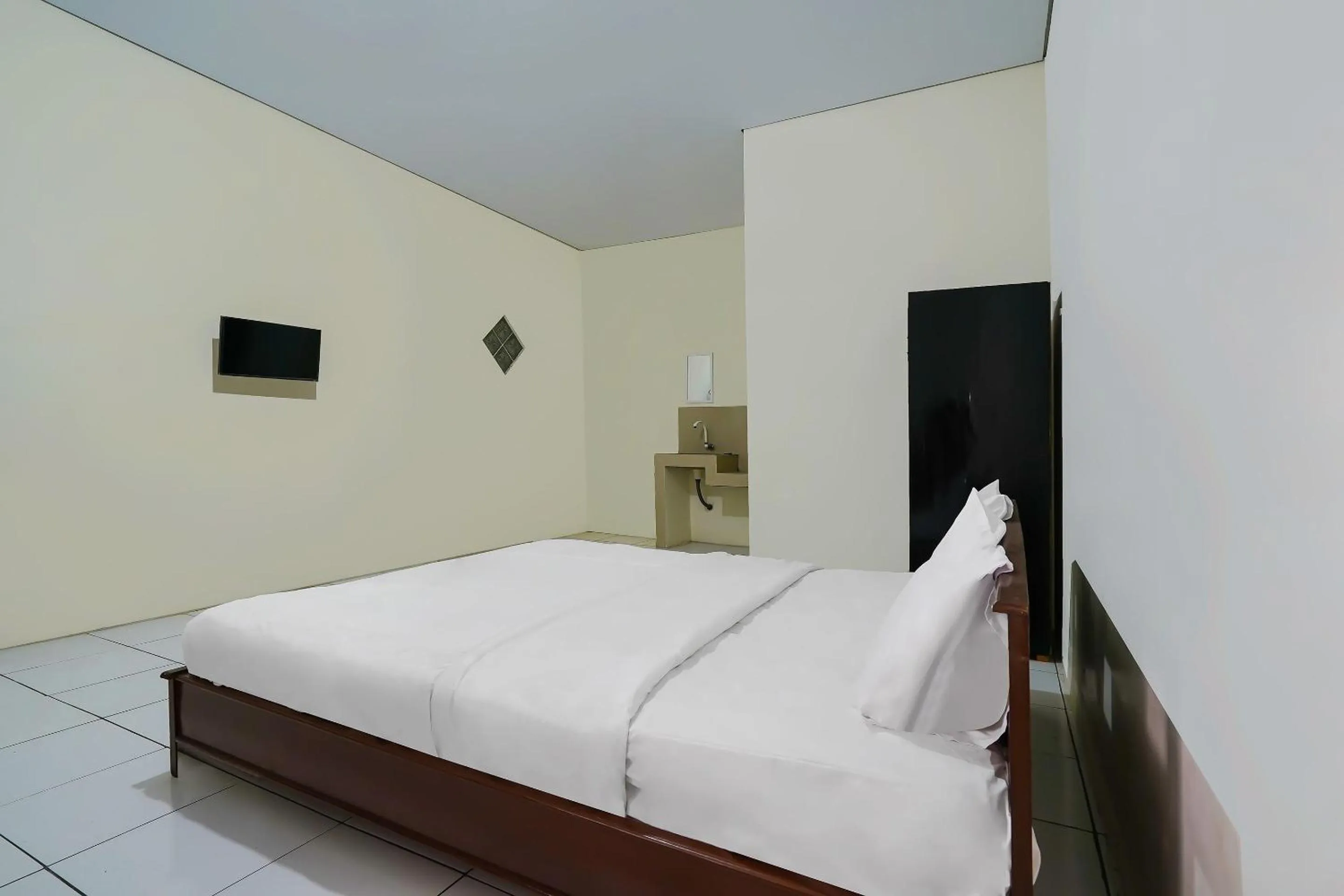 Bedroom, Bed in OYO Life 92641 Guest House Palinggihan Ii