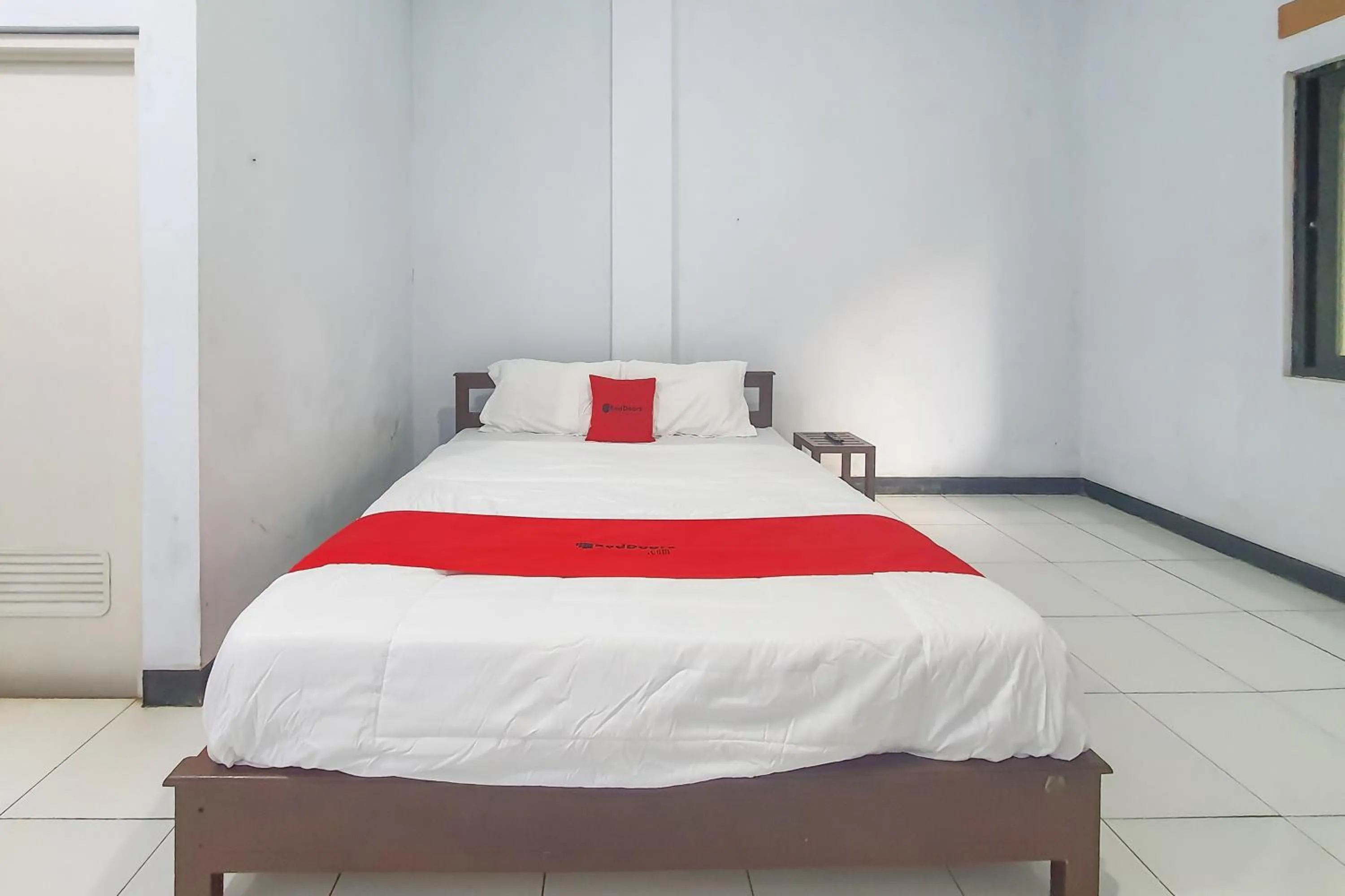 Bedroom, Bed in RedDoorz Syariah near Universitas Muhammadiyah Cirebon
