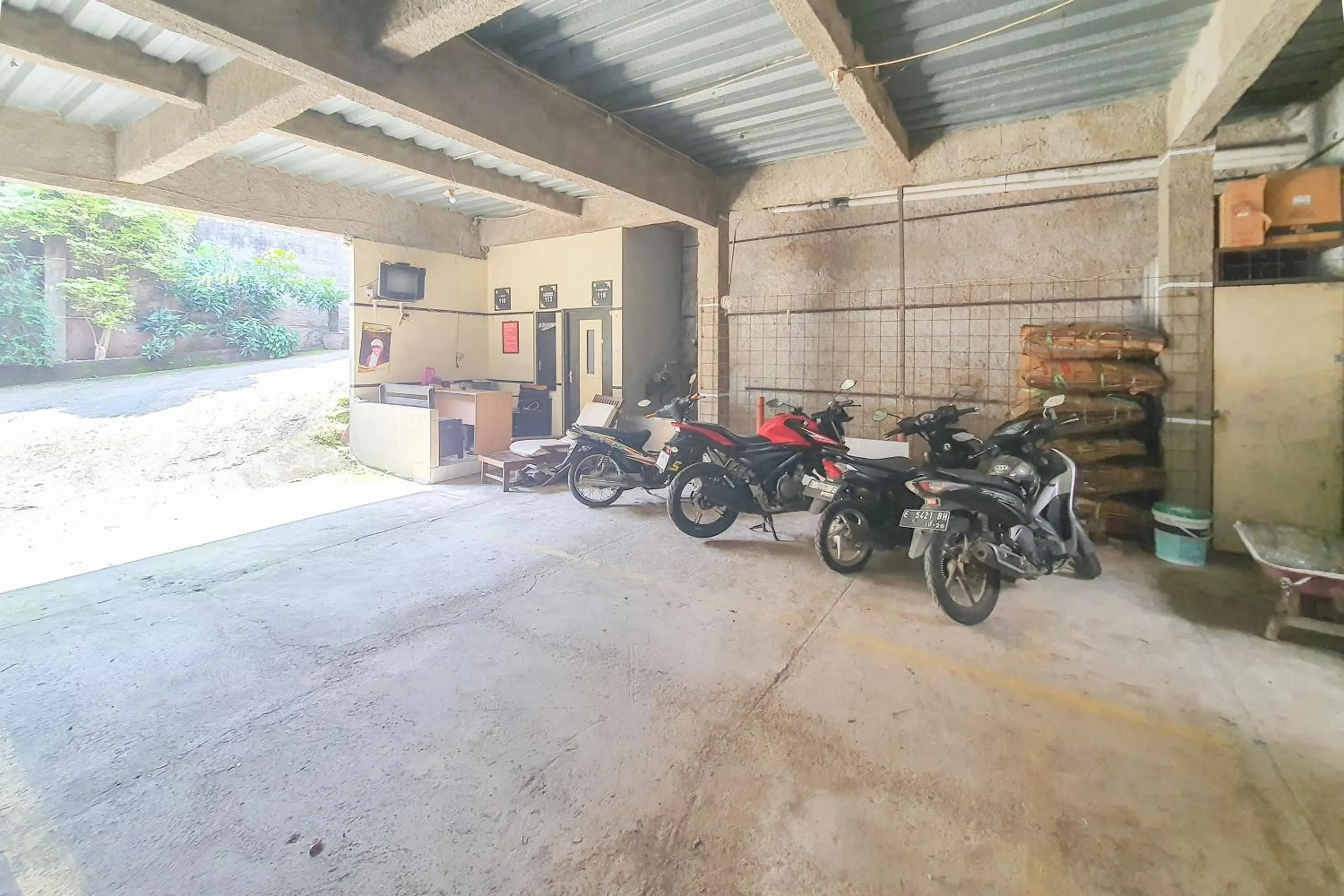 Parking in RedDoorz Syariah near Universitas Muhammadiyah Cirebon