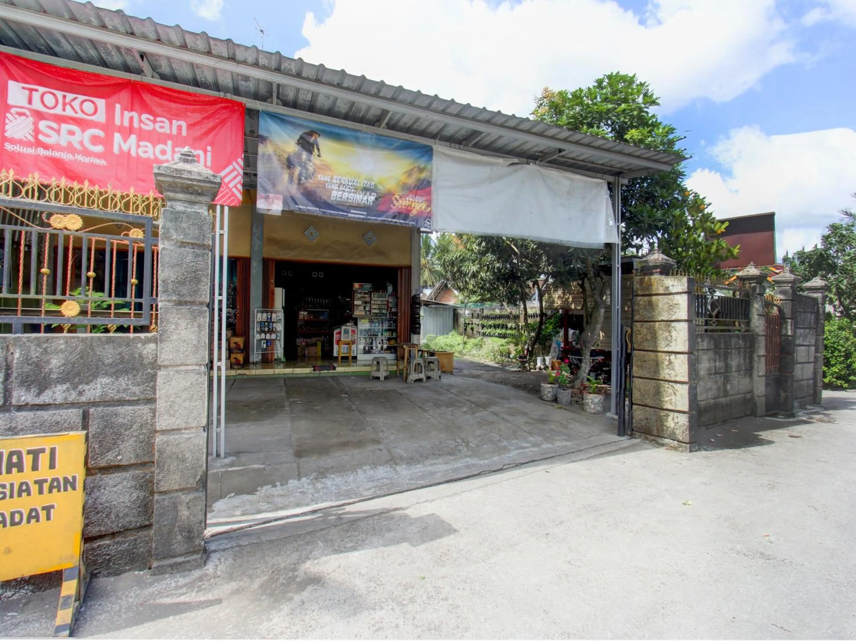 Facade/entrance in OYO Life 92829 Kos Insan Madani