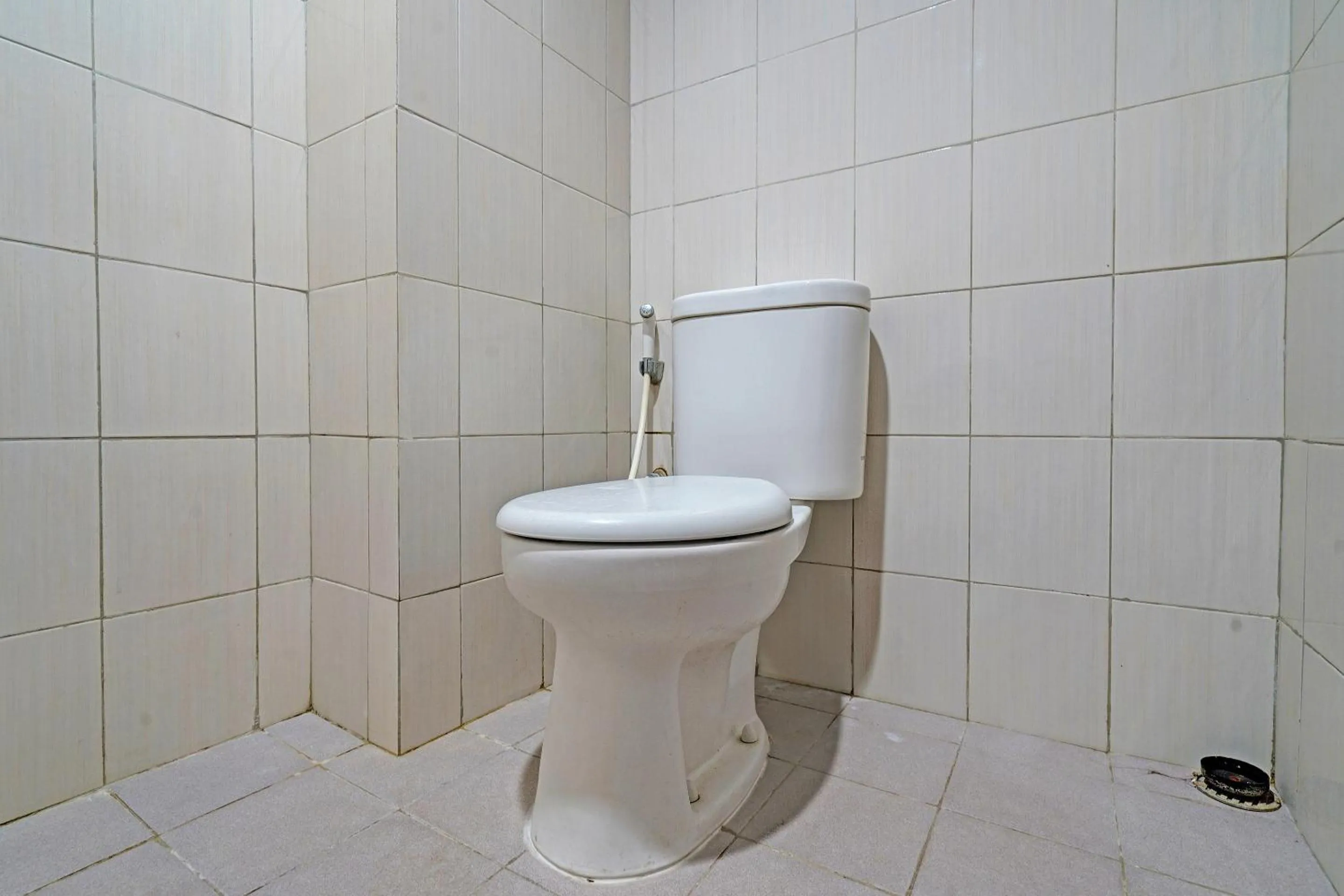 Bathroom in OYO Life 92548 M-square Apartment By Lins Pro