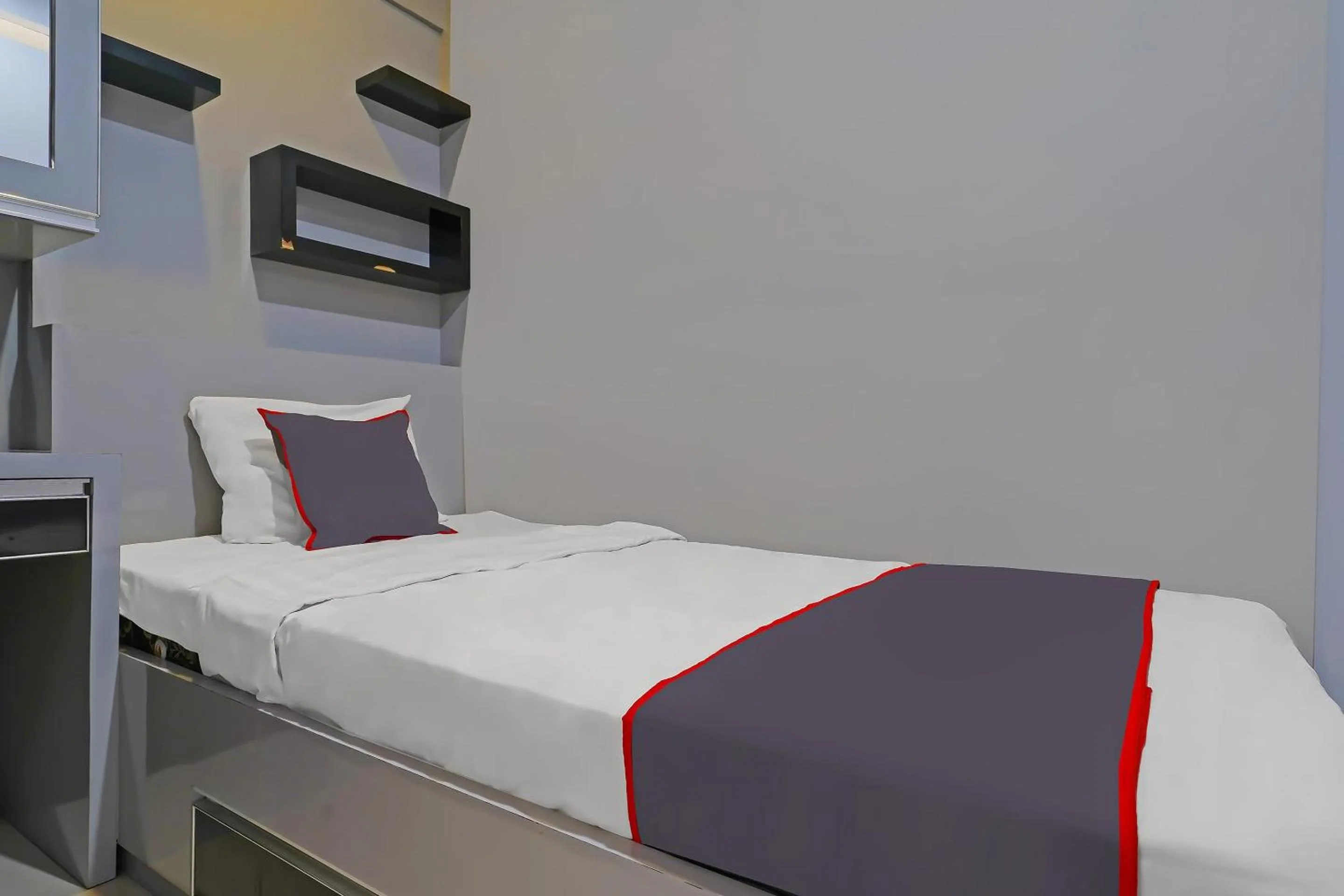 Bedroom, Bed in OYO Life 92649 Jarrdin Apartment By Glory