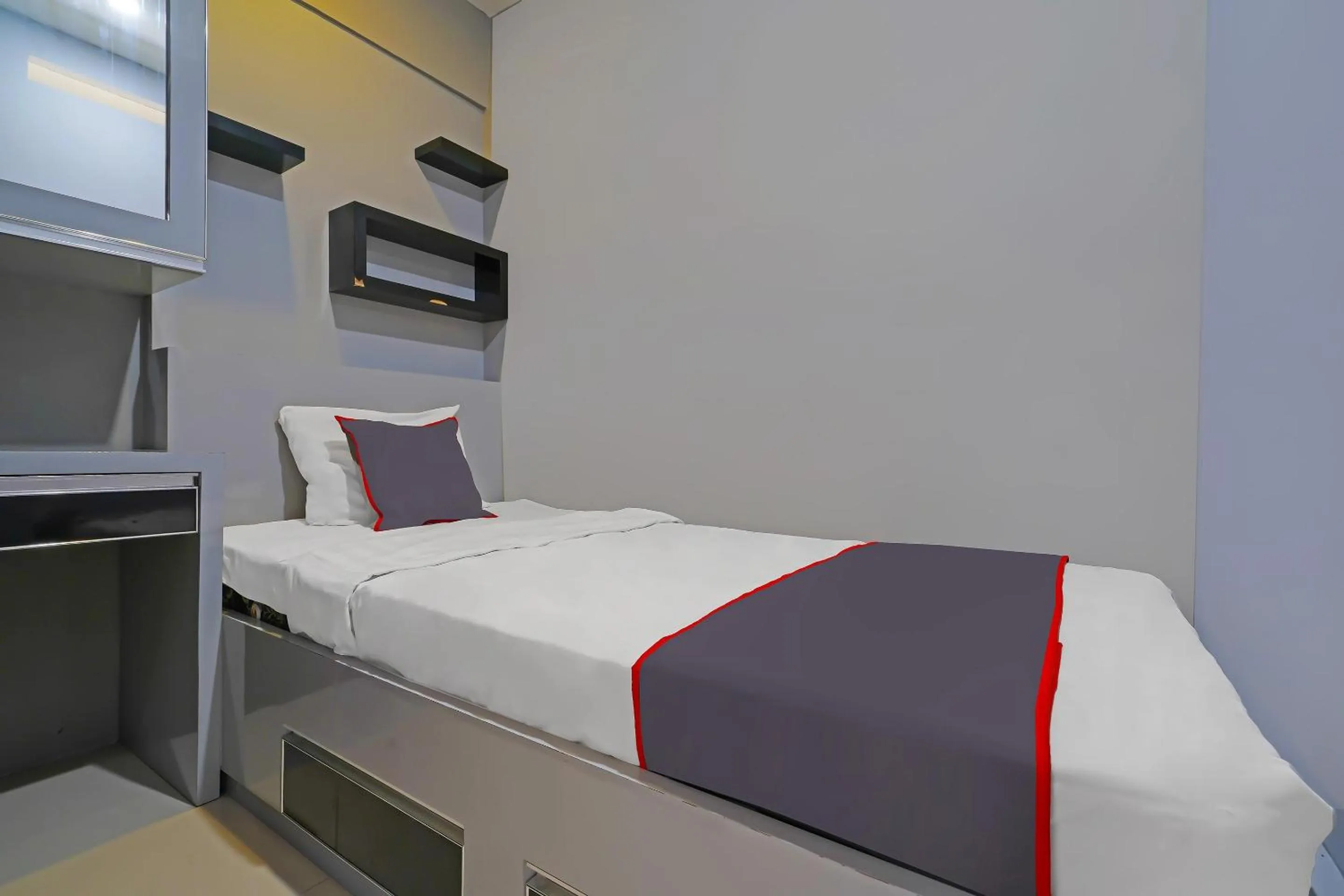 Bedroom, Bed in OYO Life 92649 Jarrdin Apartment By Glory