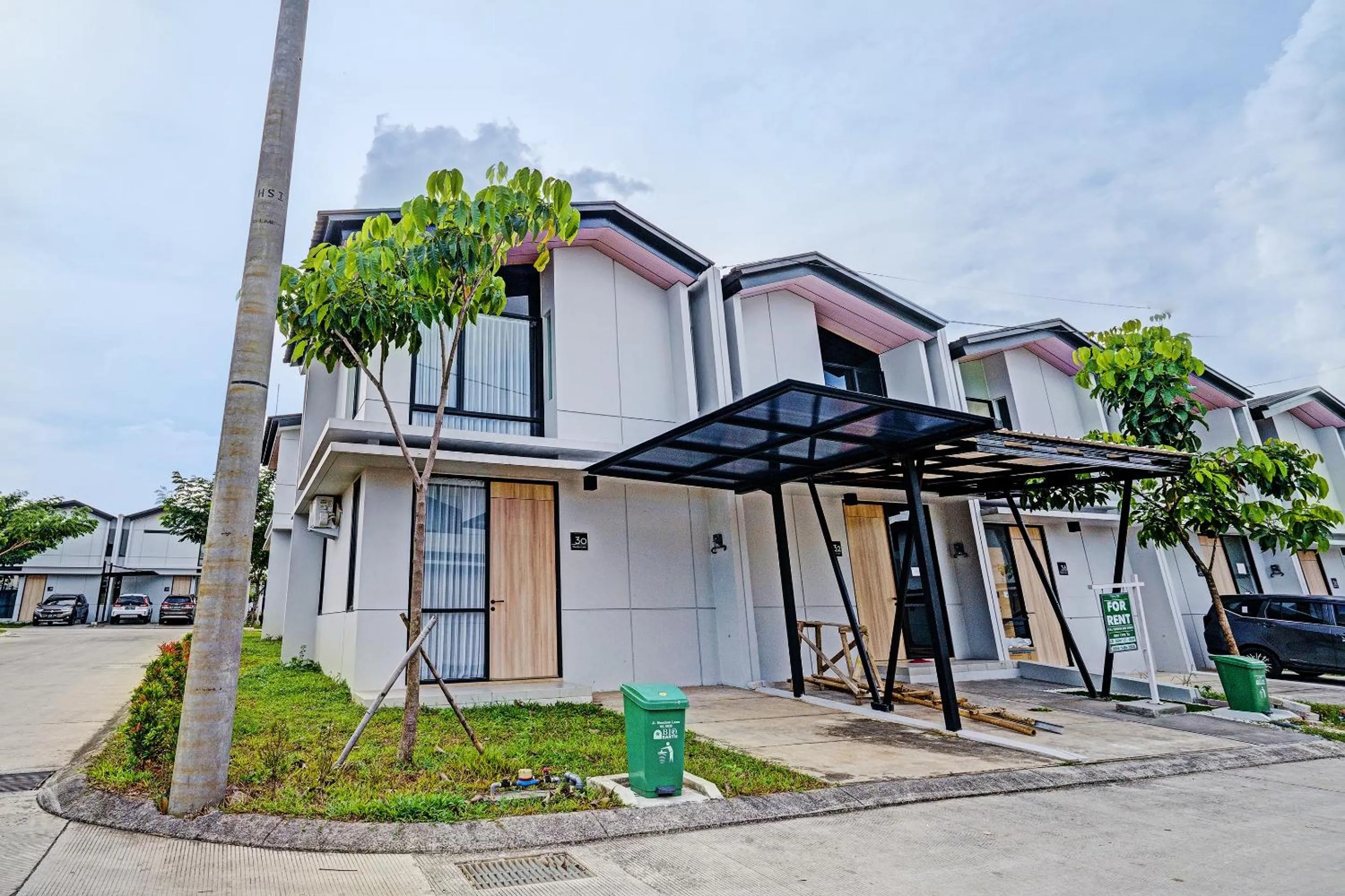 Facade/entrance in OYO Life 92719 Rolling Hills Residence Karawang
