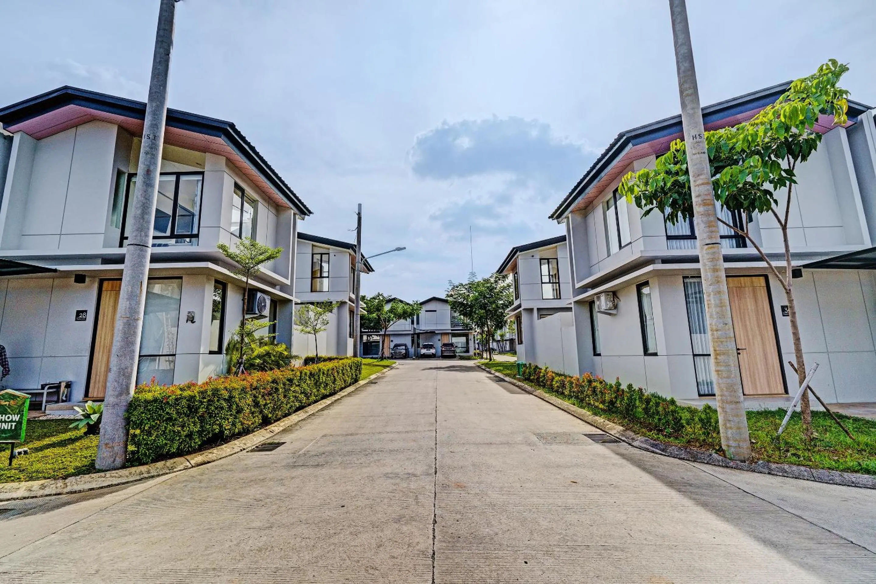 Facade/entrance in OYO Life 92719 Rolling Hills Residence Karawang