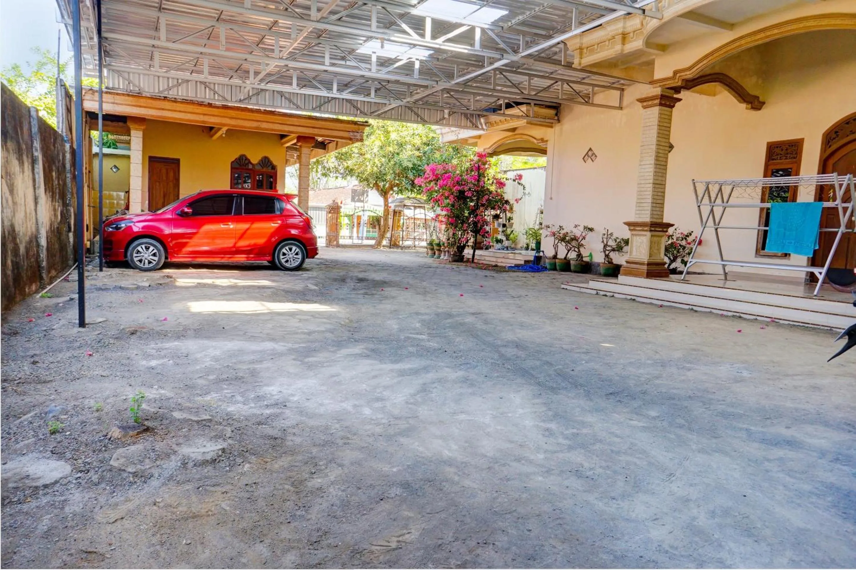 Facade/entrance in OYO Life 92918 Rumah Kost Arrahma Syariah