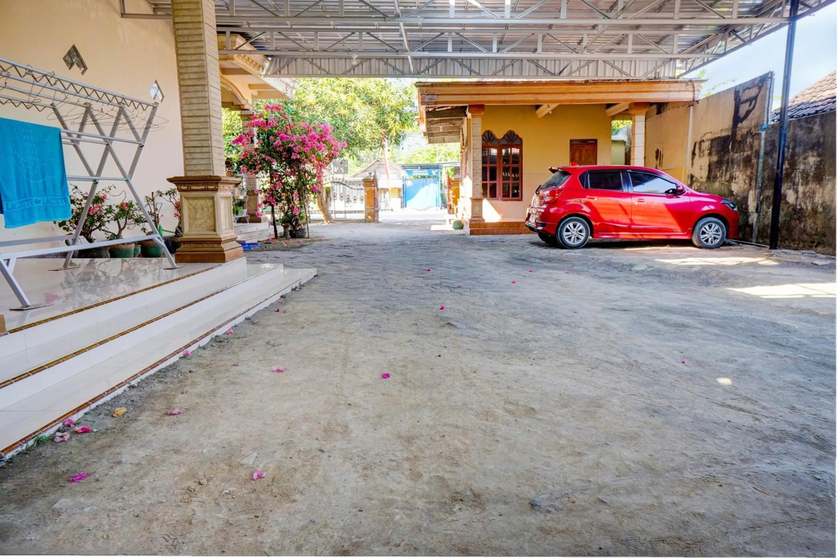 Facade/entrance in OYO Life 92918 Rumah Kost Arrahma Syariah