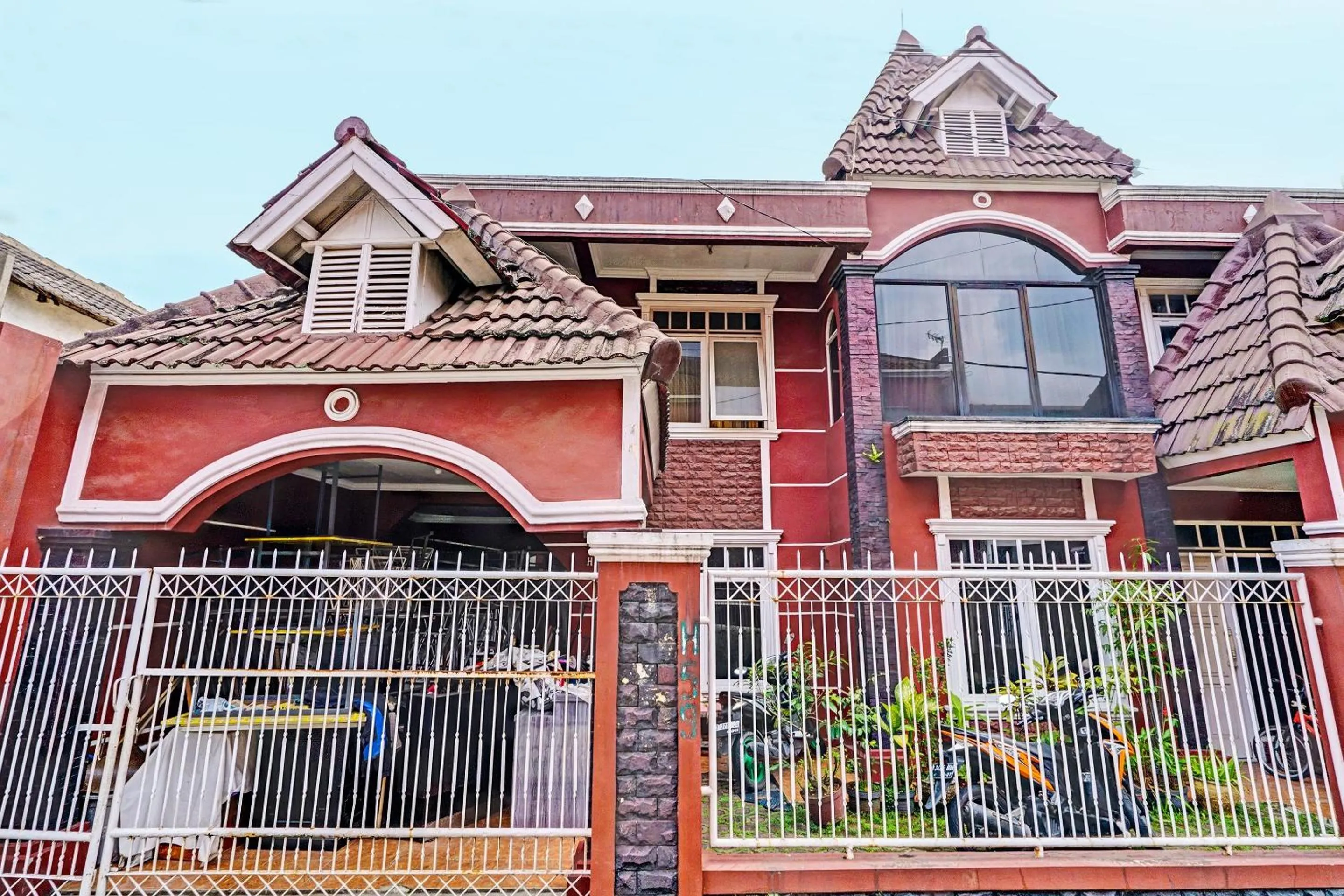 Facade/entrance in OYO Life 92546 Kost Merah Bojongsoang Syariah