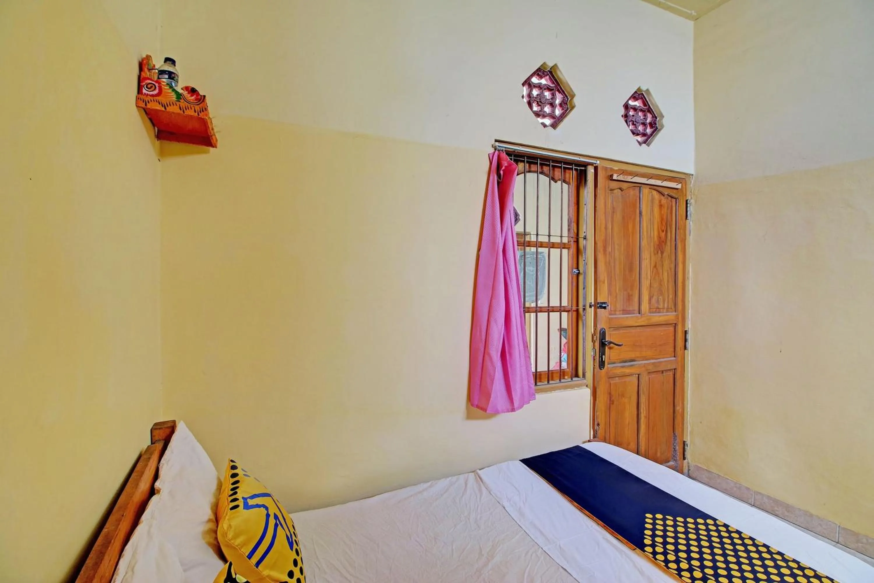 Bedroom, Bed in OYO Life 92954 Shanti Kost