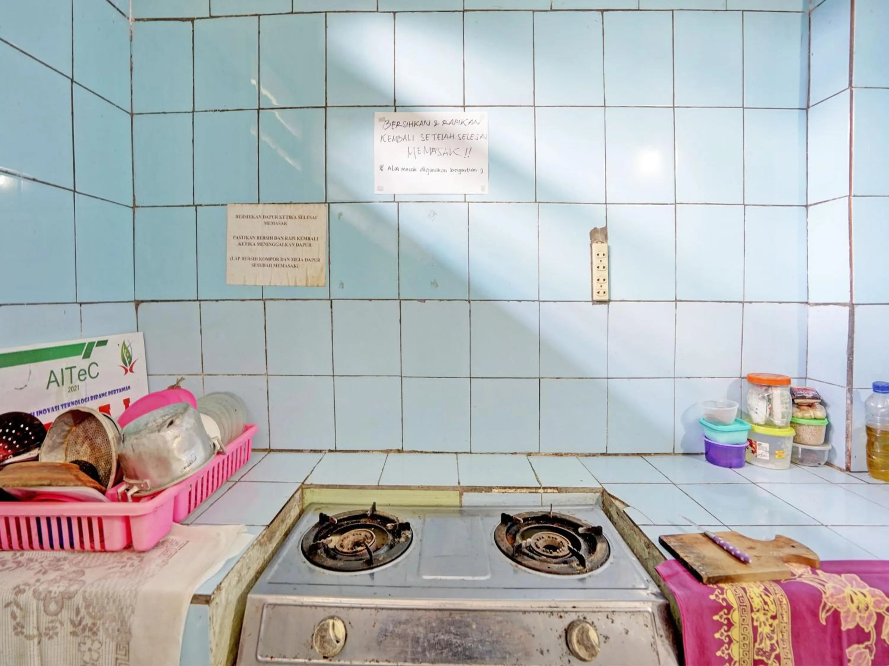 Kitchen or kitchenette in OYO Life 92937 Kost Putri Sarkara Syariah