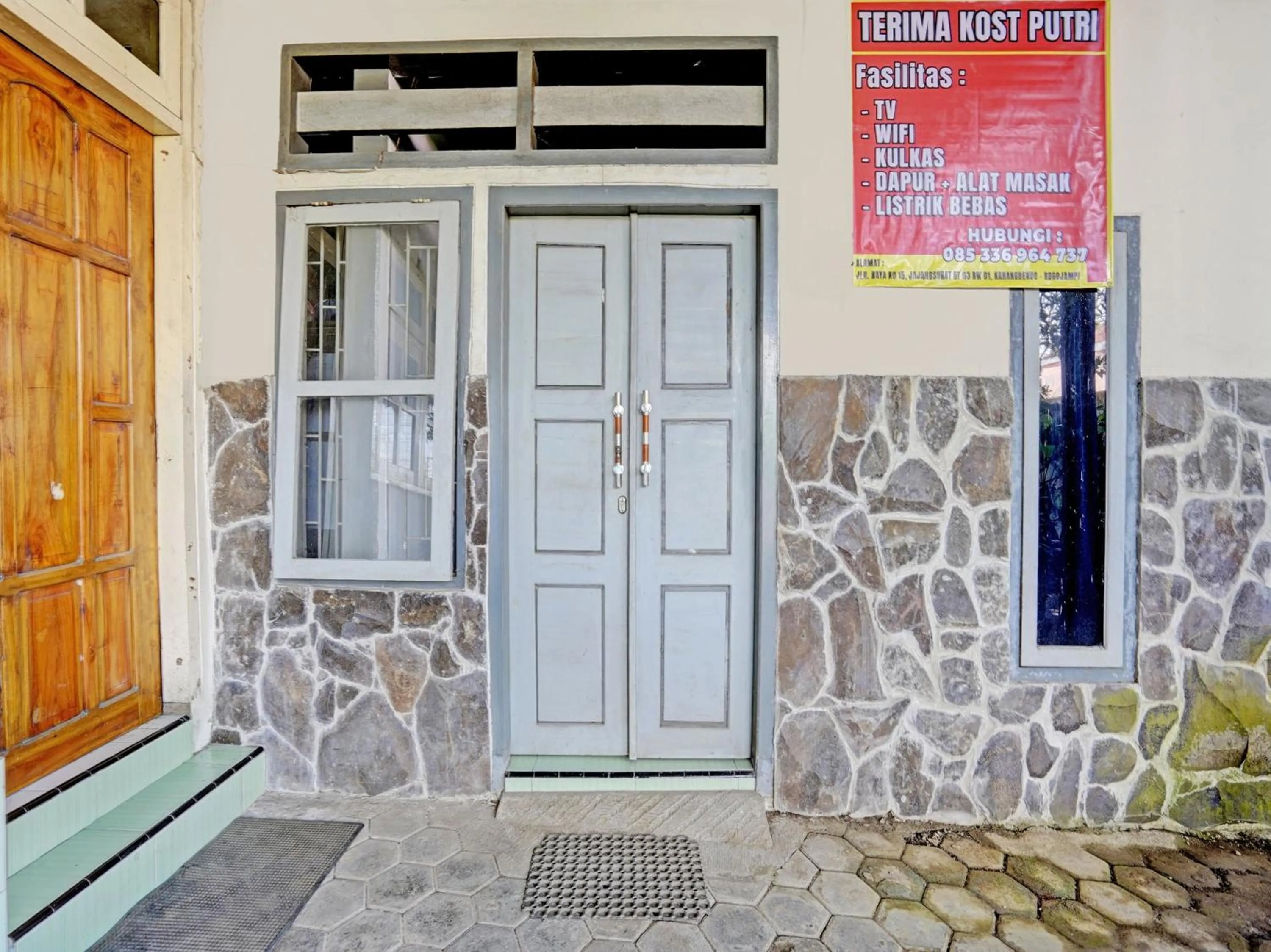 Facade/entrance in OYO Life 92937 Kost Putri Sarkara Syariah