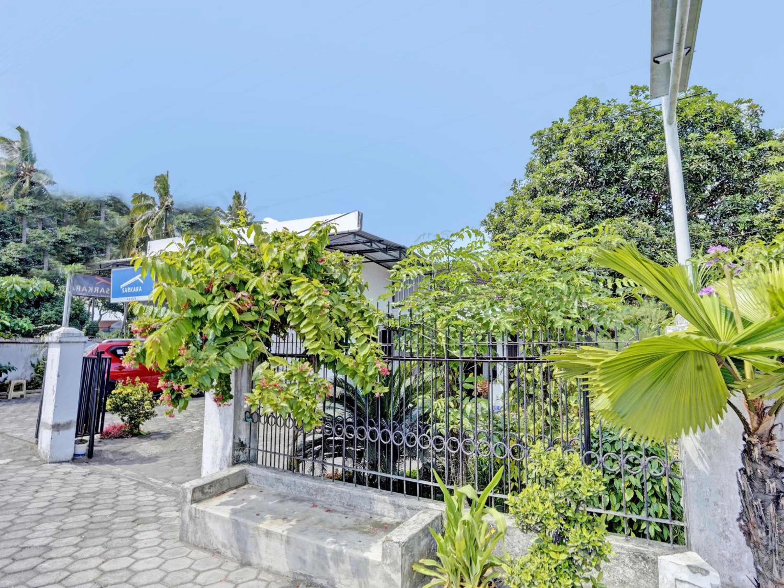 Facade/entrance in OYO Life 92937 Kost Putri Sarkara Syariah