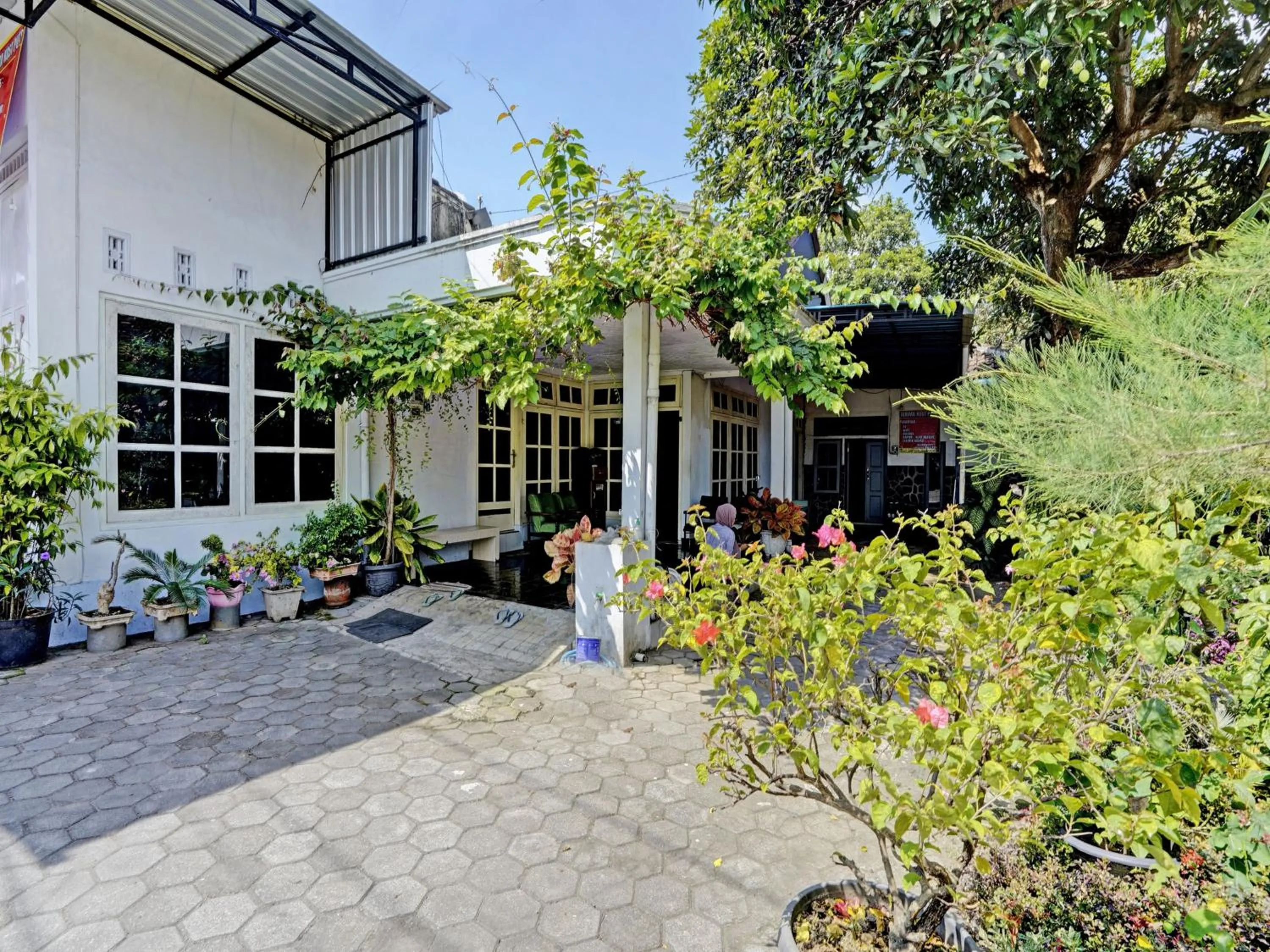Facade/entrance in OYO Life 92937 Kost Putri Sarkara Syariah