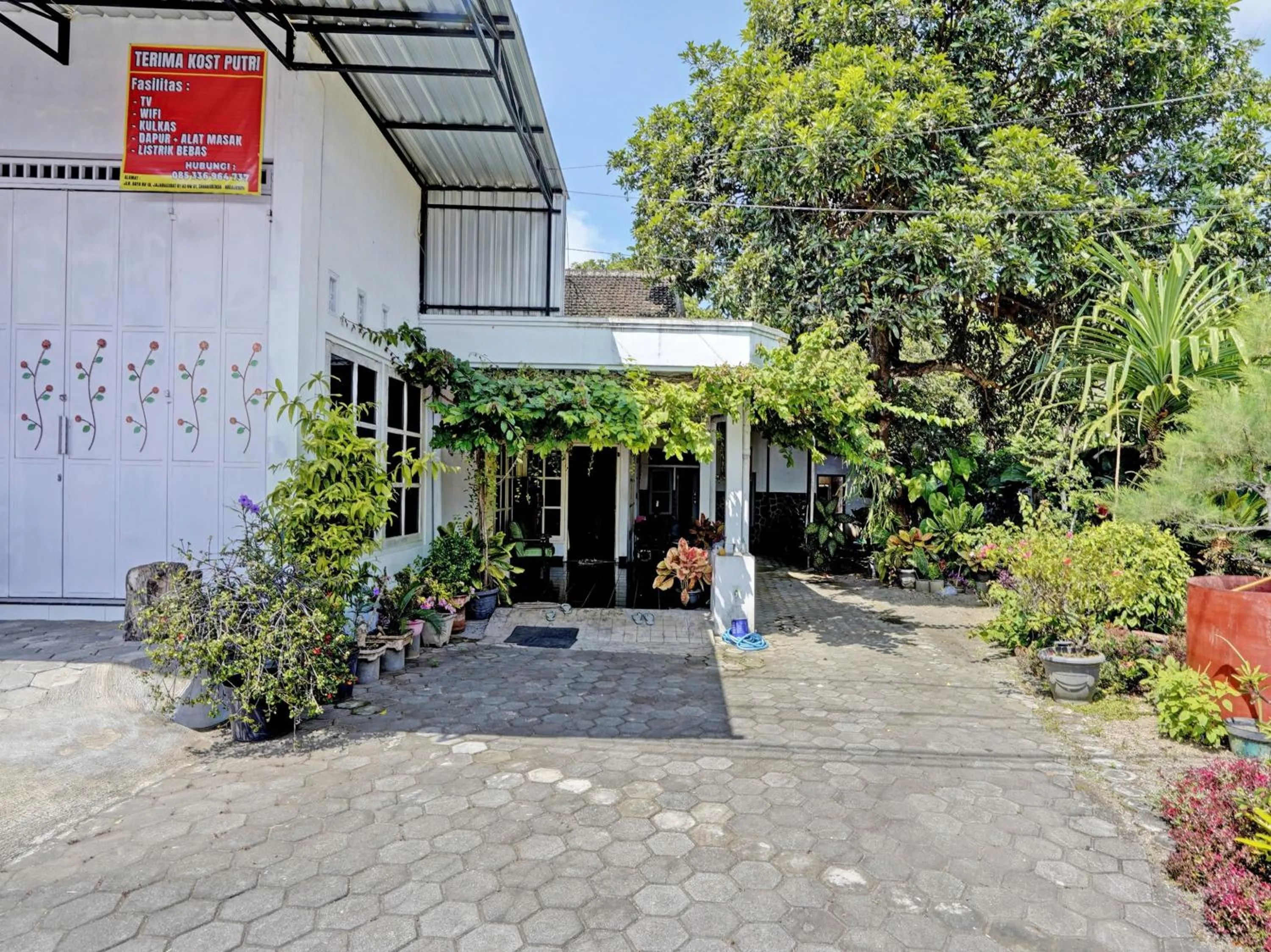 Facade/entrance in OYO Life 92937 Kost Putri Sarkara Syariah