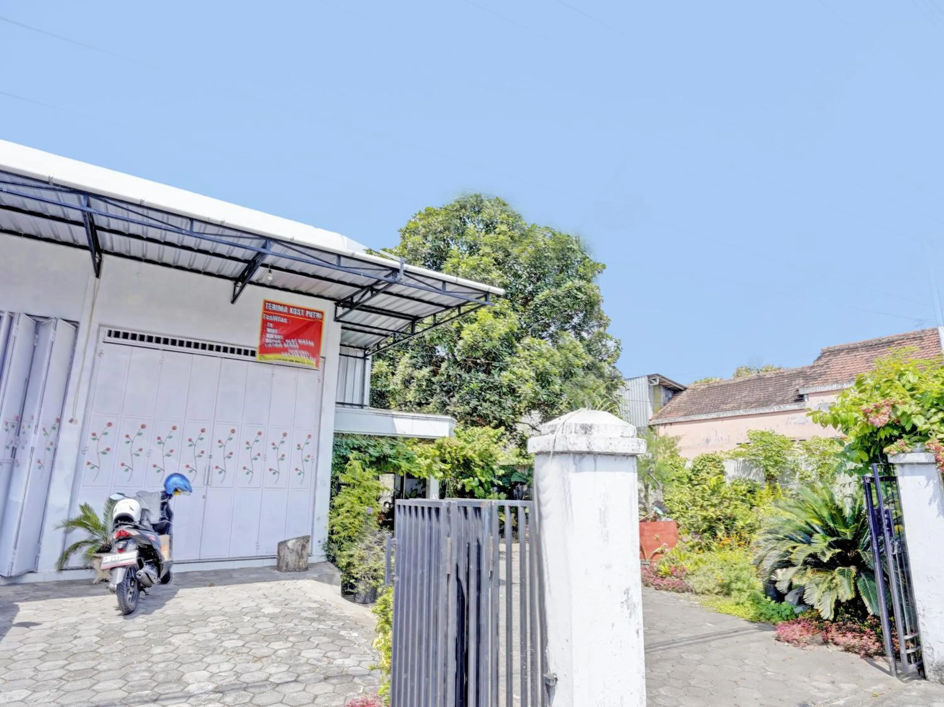 Facade/entrance in OYO Life 92937 Kost Putri Sarkara Syariah