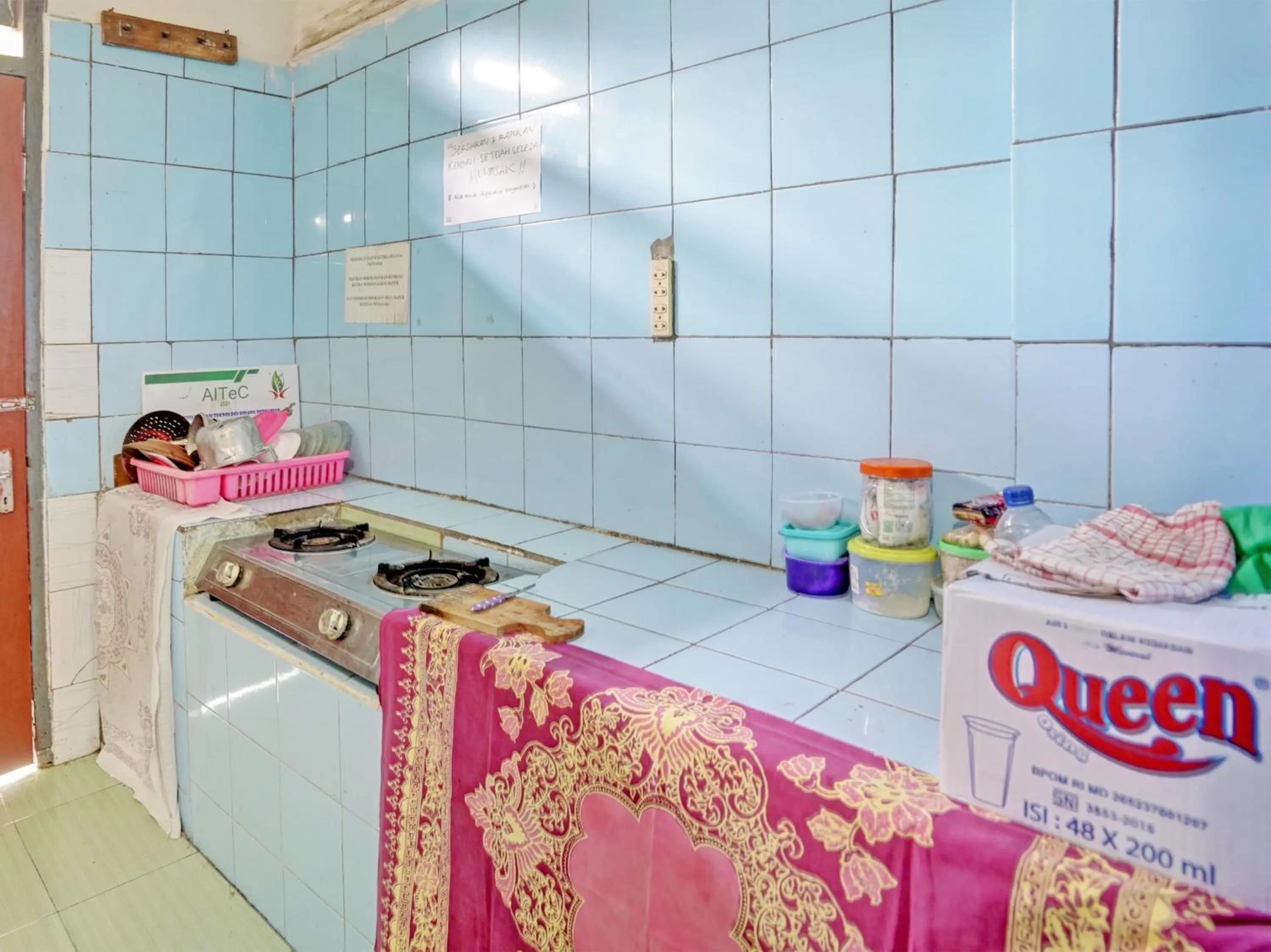 Kitchen or kitchenette in OYO Life 92937 Kost Putri Sarkara Syariah