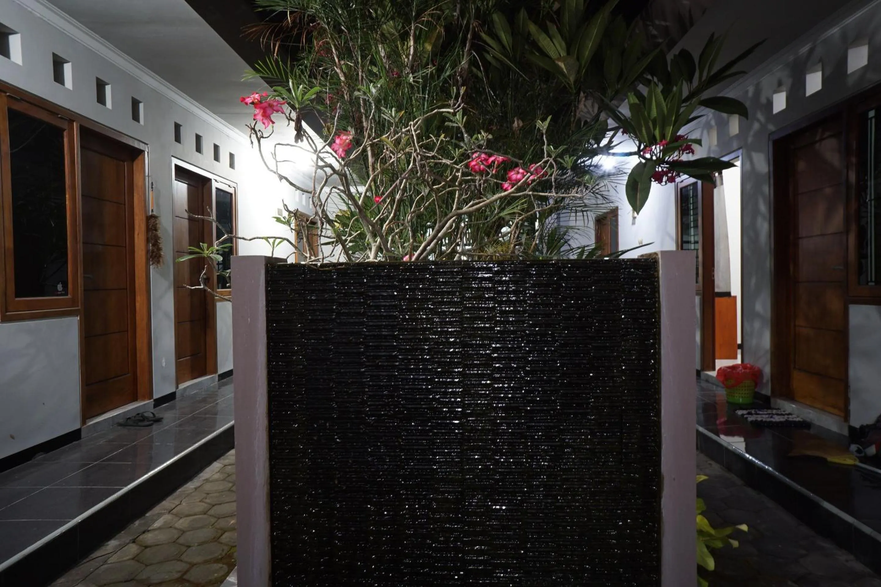 Garden in OYO Life 93045 Kost Putra Bu Ketut