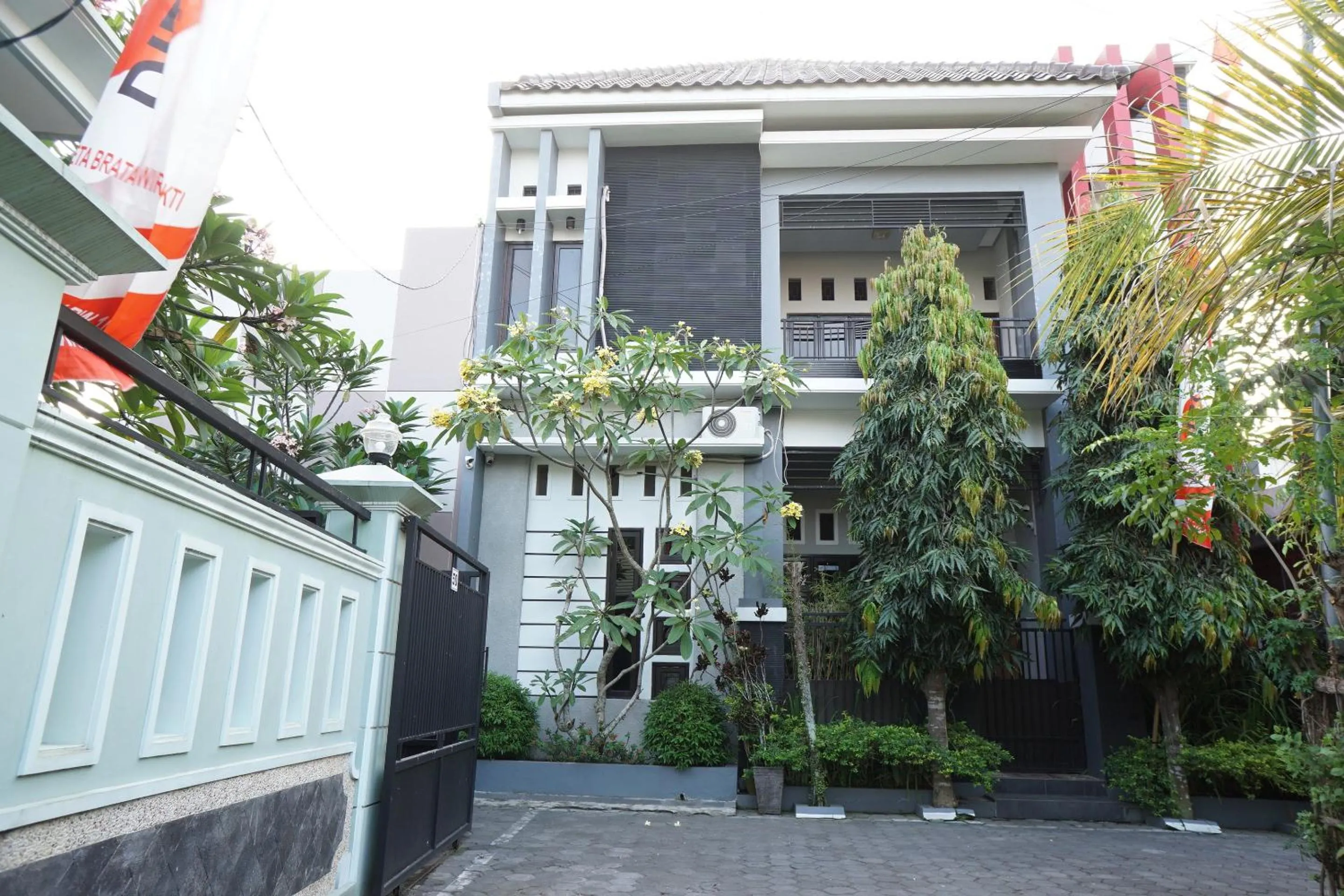 OYO Life 93045 Kost Putra Bu Ketut