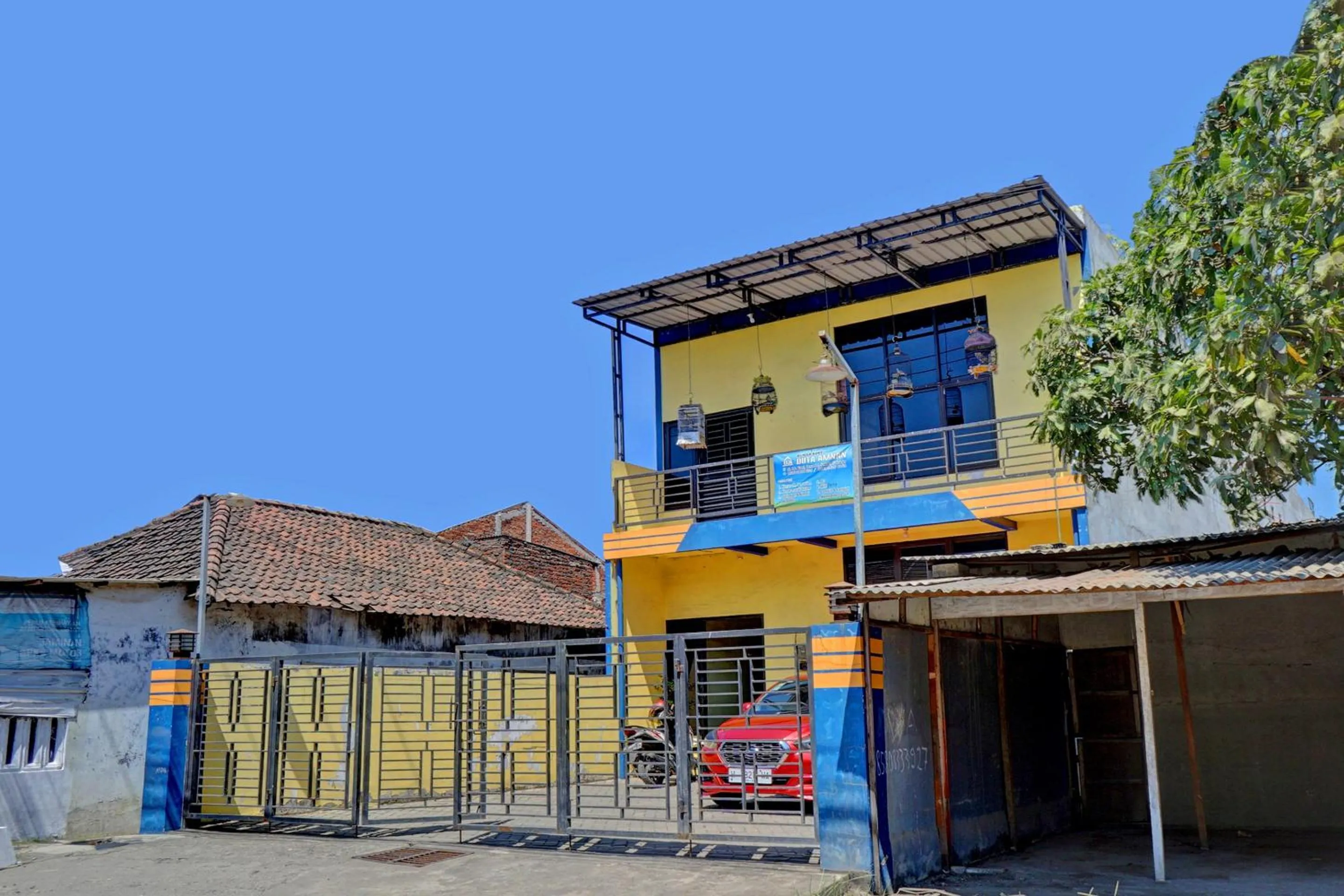 Facade/entrance in OYO Life 92915 Duta Amnan Syariah