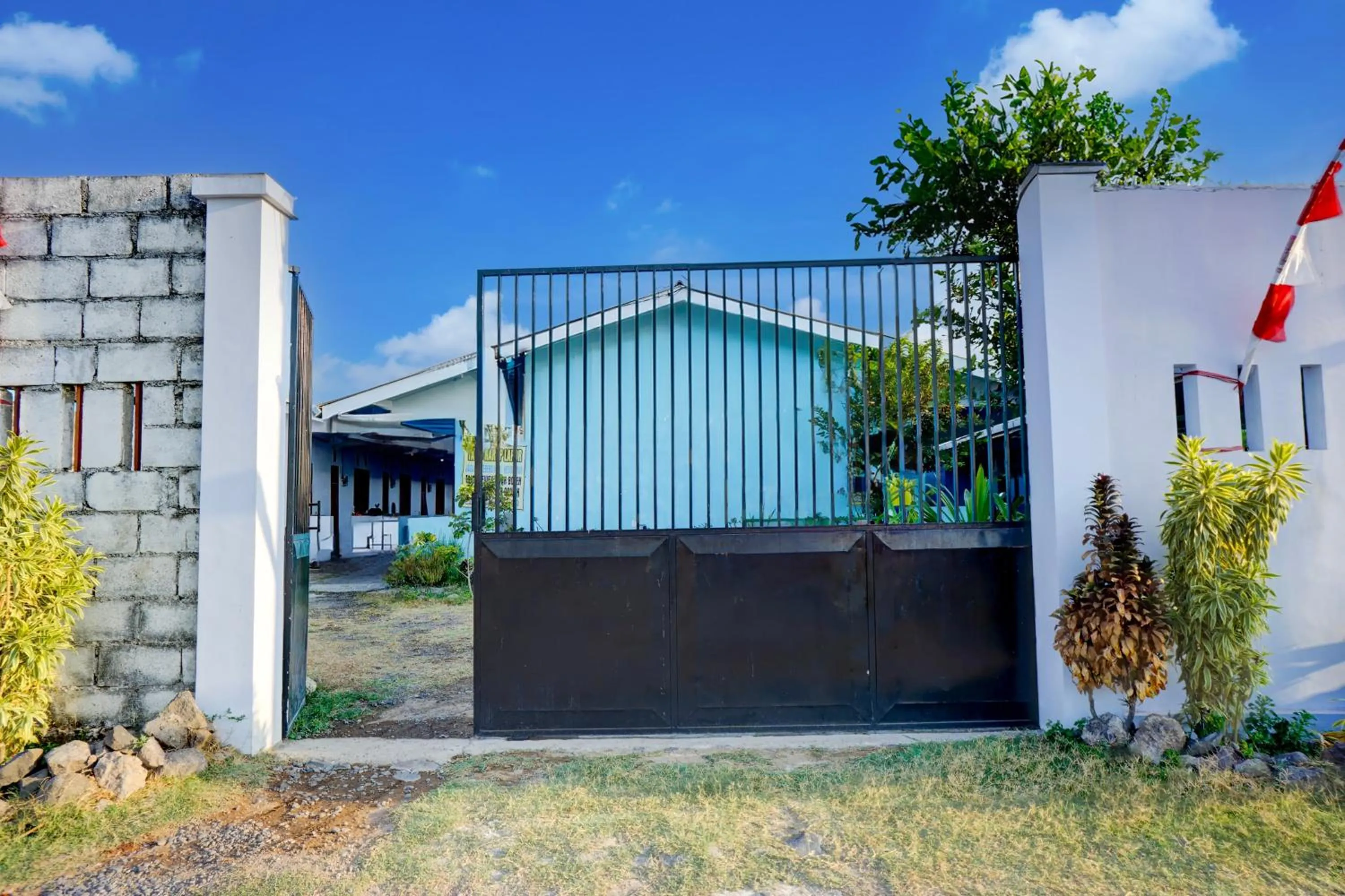 Facade/entrance in OYO Life 93017 Kost H Soeroso