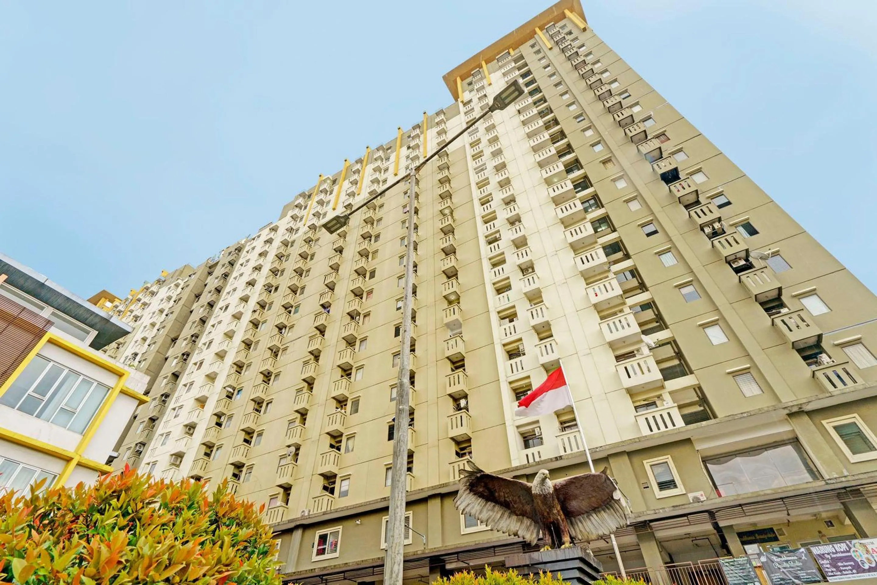 Facade/entrance in OYO Life 92978 Apartement Gateway Cicadas By Az Pro