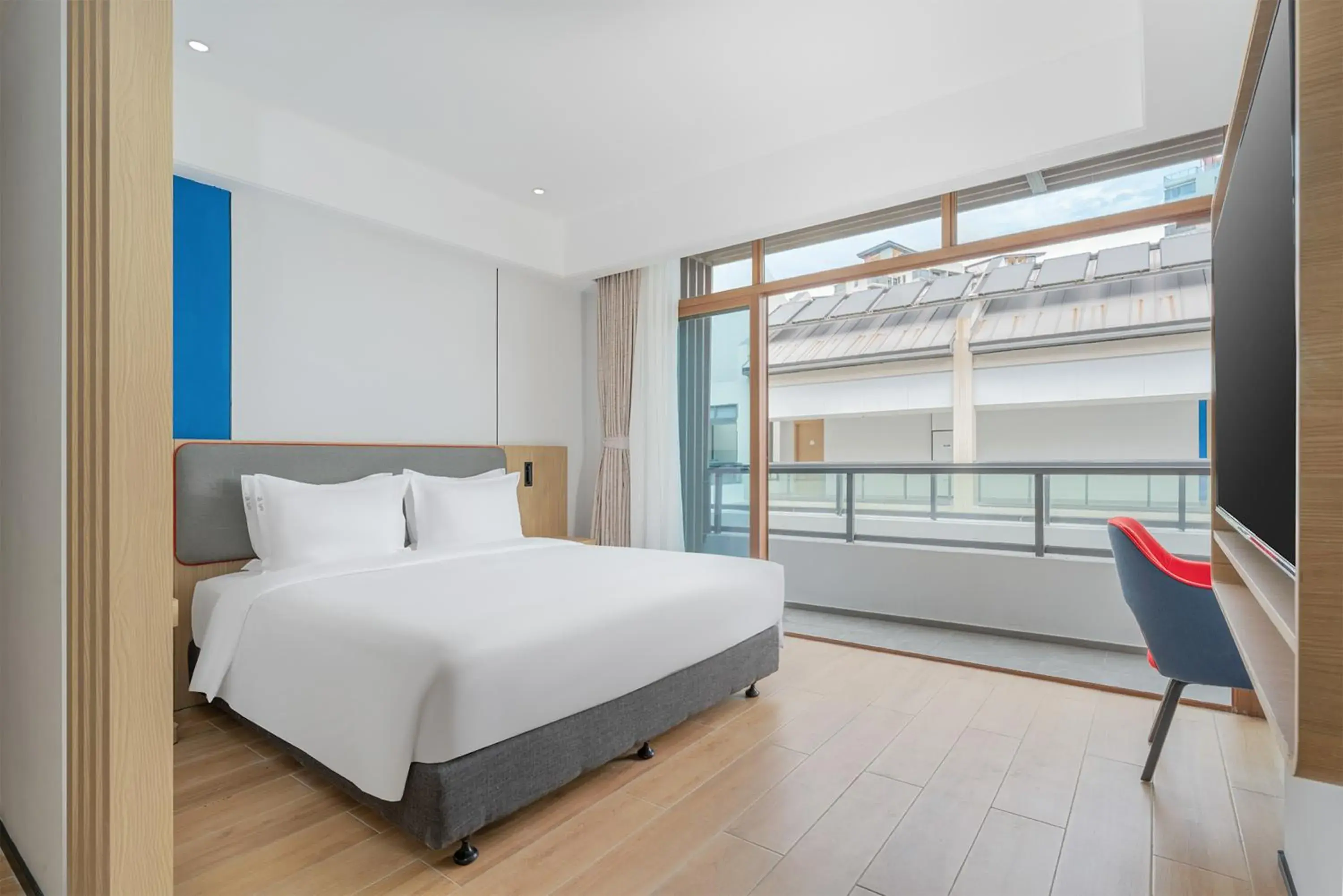 Standard King Room with Balcony in Holiday Inn Express Wenchang by IHG Standard King Room with Balcony in Holiday Inn Express Wenchang by IHG