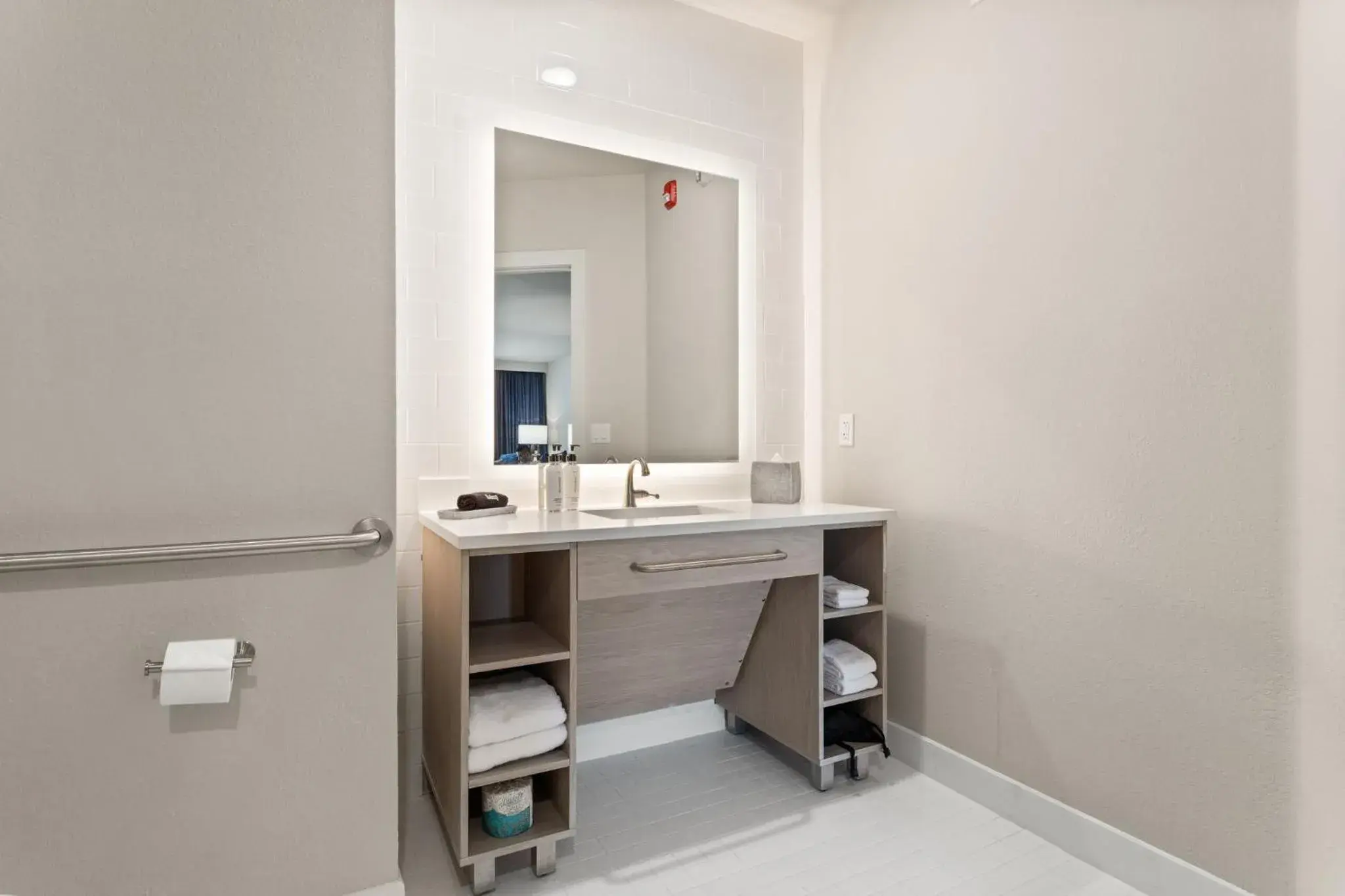 Premium King Room with Transfer Shower - Mobility Accessible in EVEN Hotel Austin Uptown near the Domain by IHG Premium King Room with Transfer Shower - Mobility Accessible in EVEN Hotel Austin Uptown near the Domain by IHG