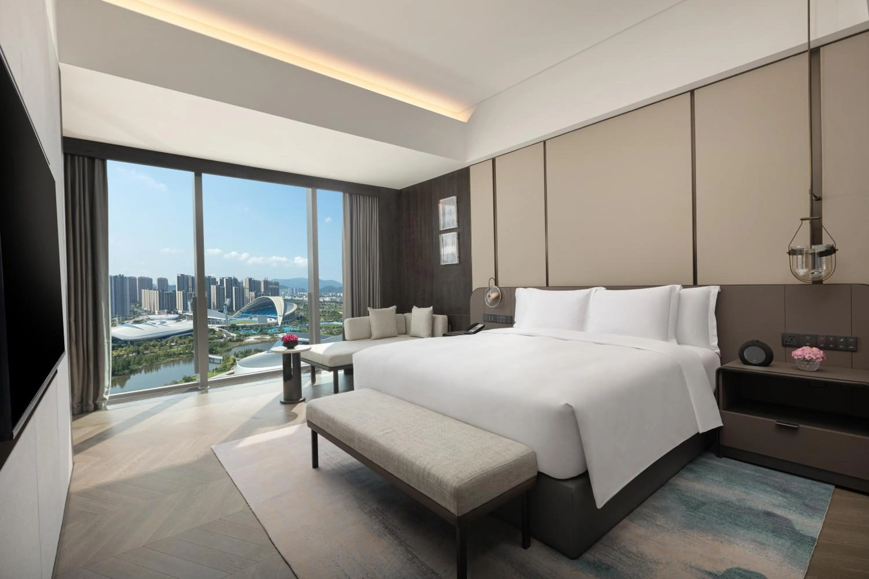 Bedroom, Bed in Crowne Plaza Jiangmen Binjiang by IHG