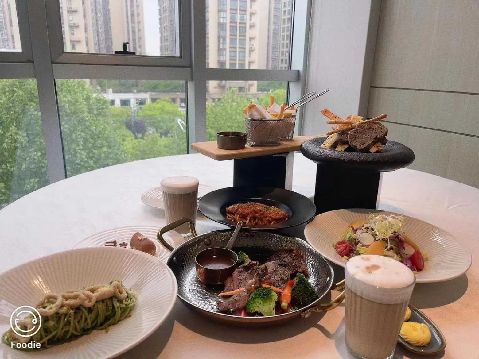 Restaurant/places to eat in Holiday Inn Tongxiang