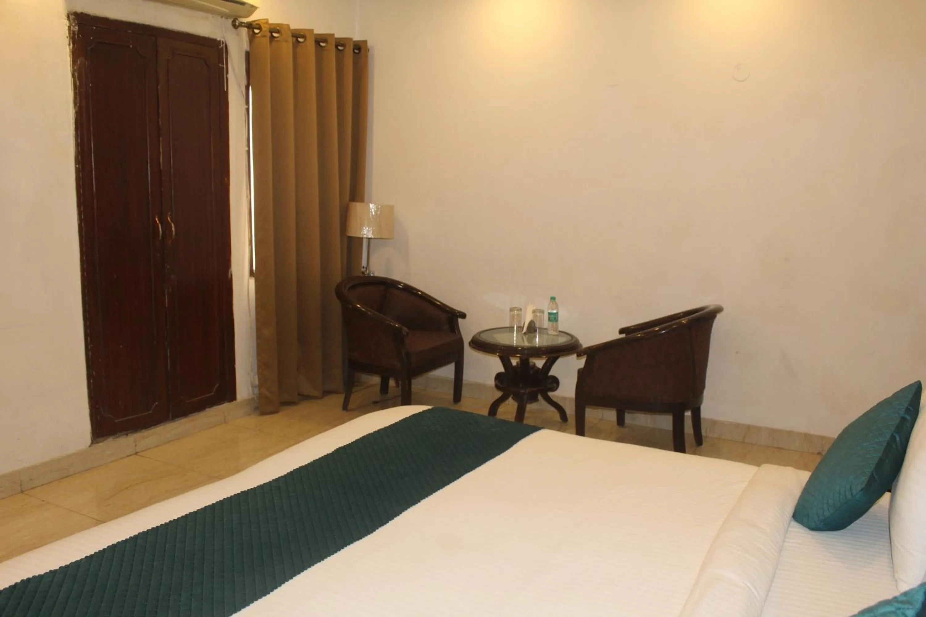 Bed in Khanna Residency