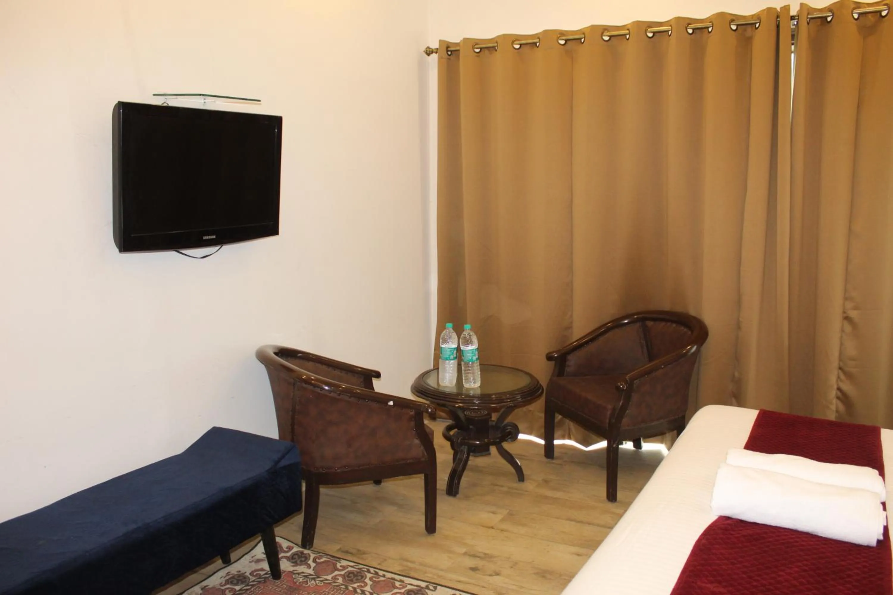 Seating area, Bed in Khanna Residency