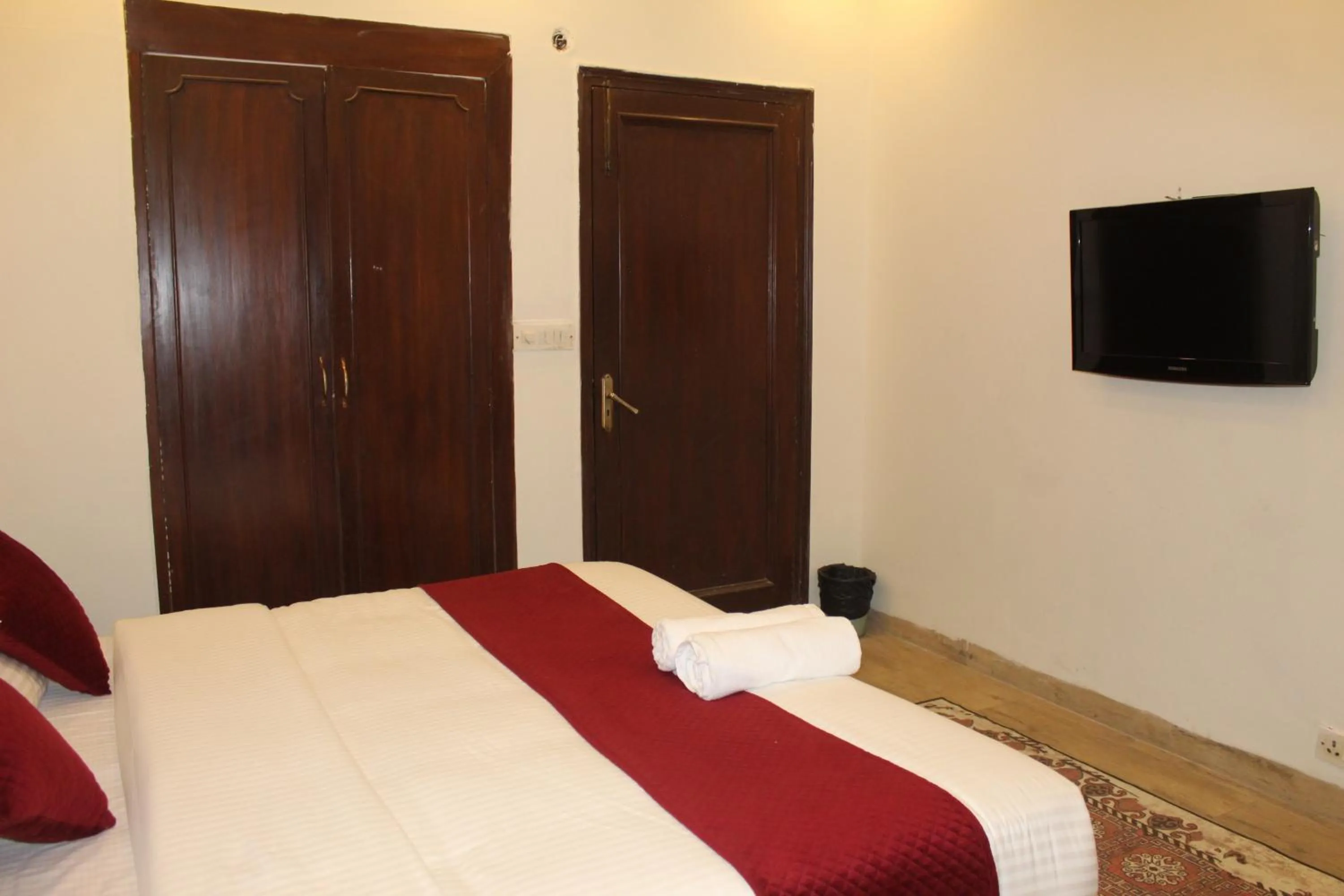 wardrobe, Bed in Khanna Residency