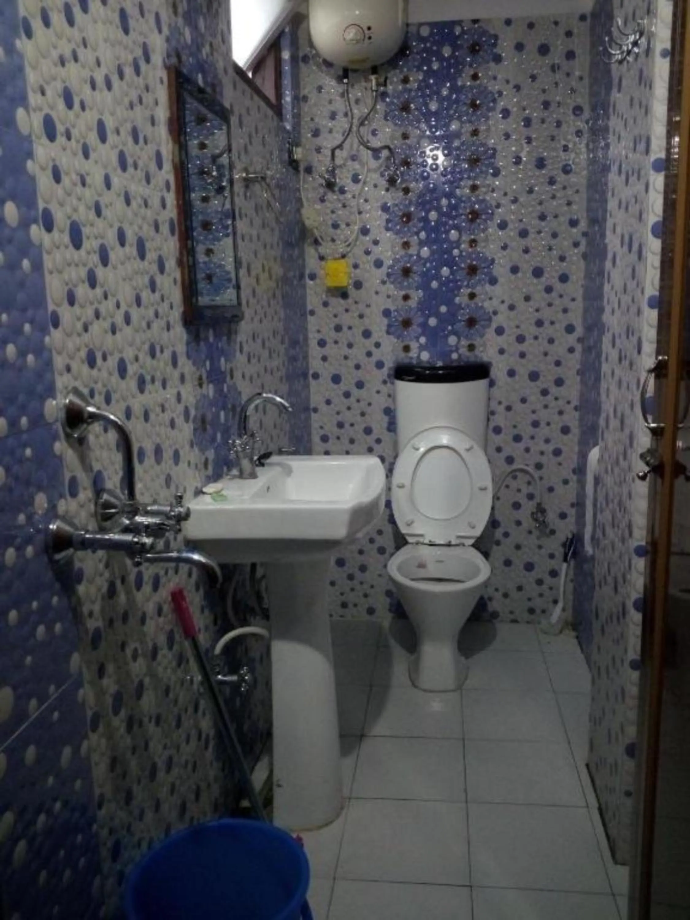 Shower in GRG Tharbaling Homestay Darjeeling