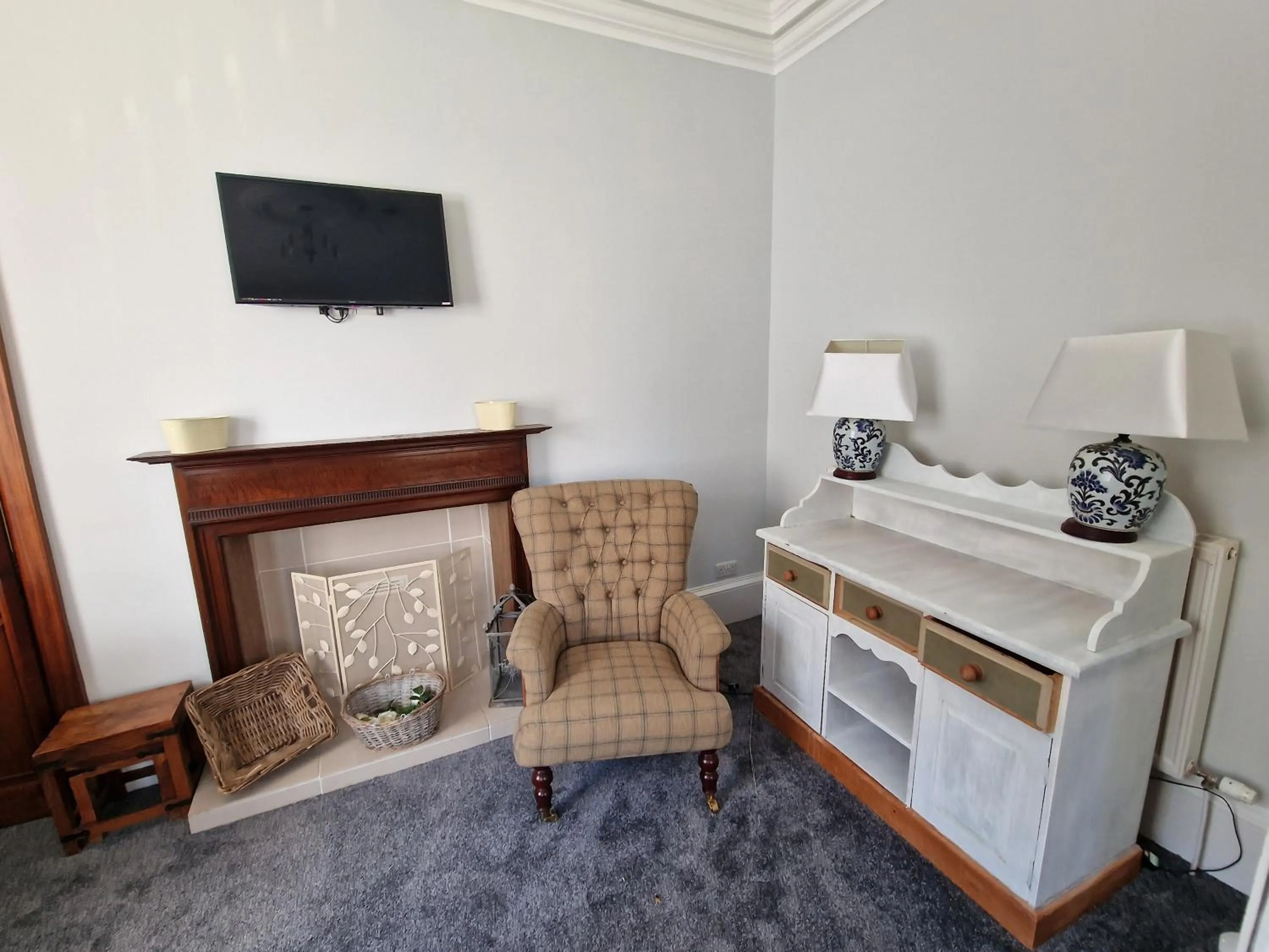 Communal lounge/ TV room in Teviotside Travel Inn