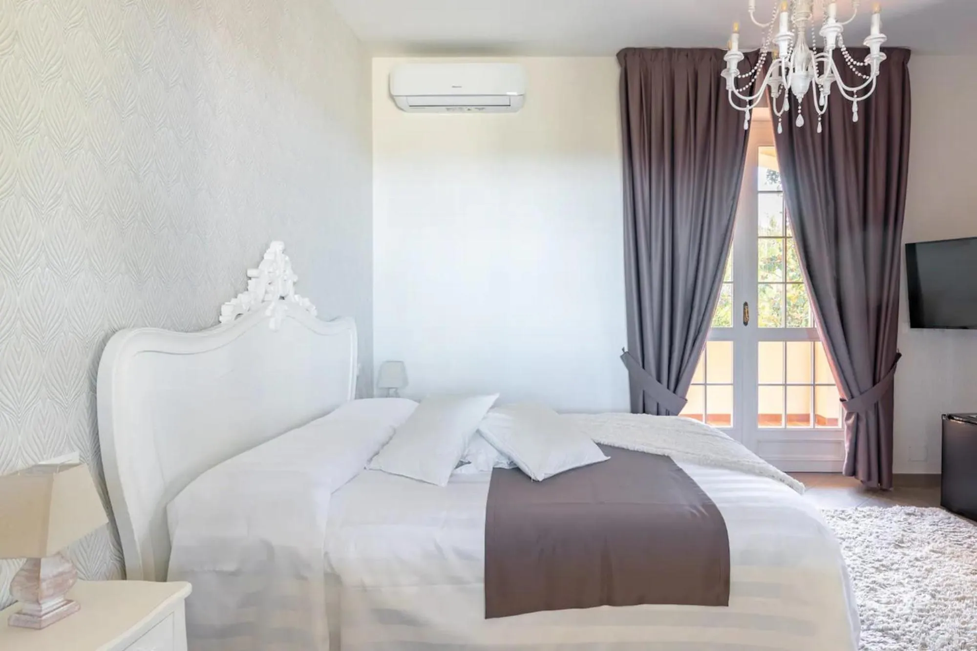 Bed in Saint Paul Luxury Holiday Home by Alterego