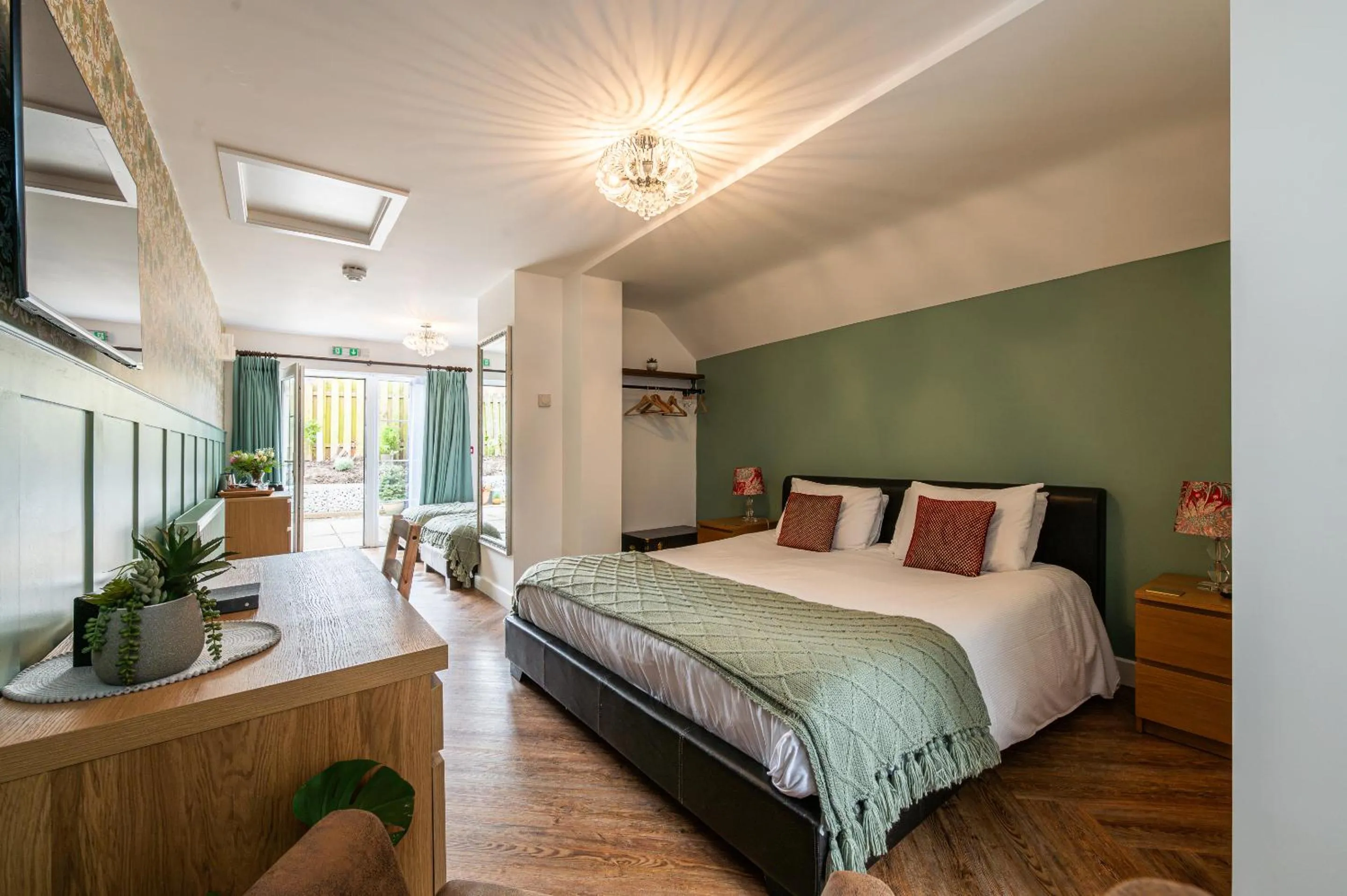 Deluxe Quadruple Room - single occupancy in Stonehenge Courtyard