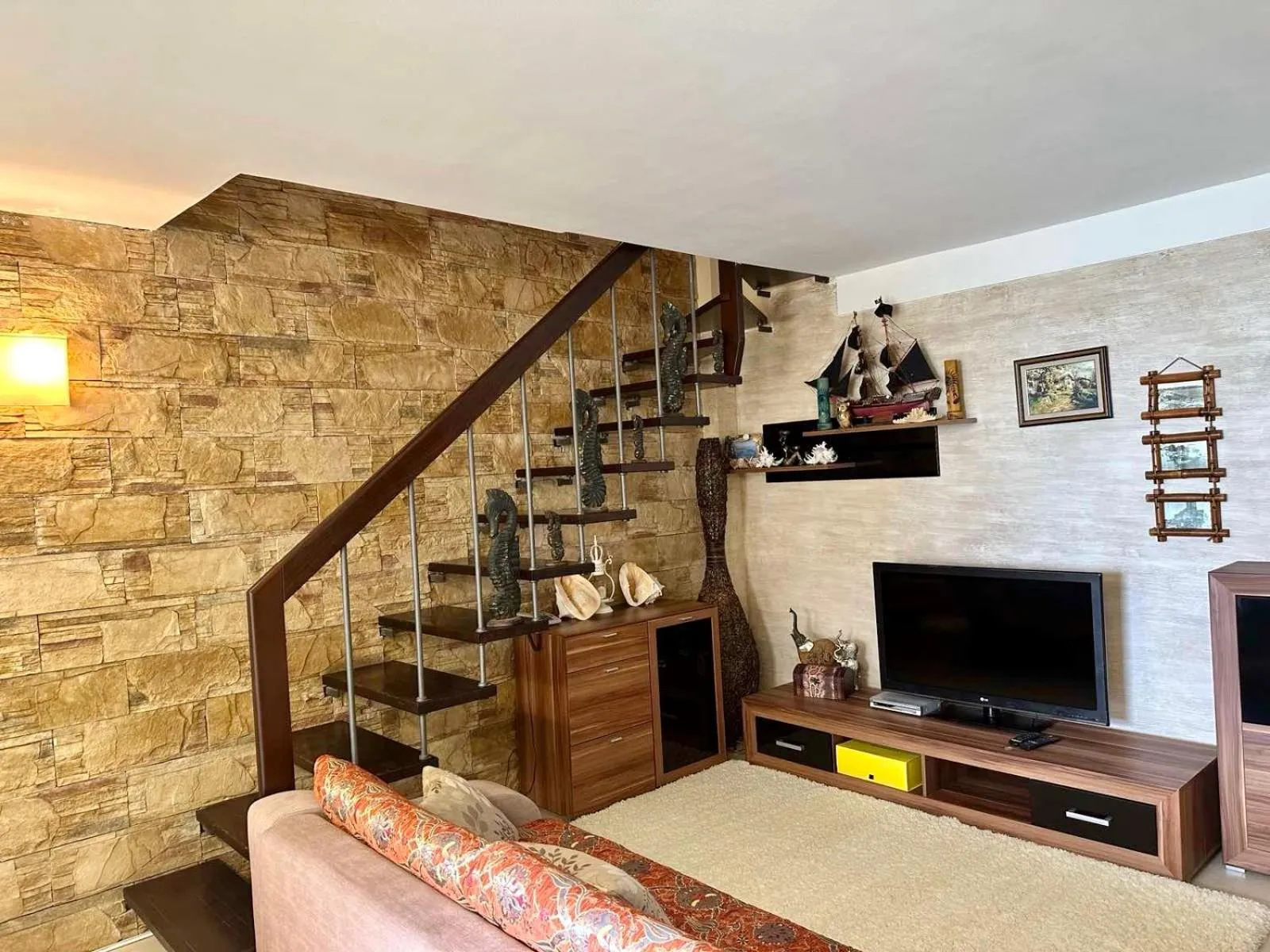 Communal lounge/ TV room in Oazis VIP Club