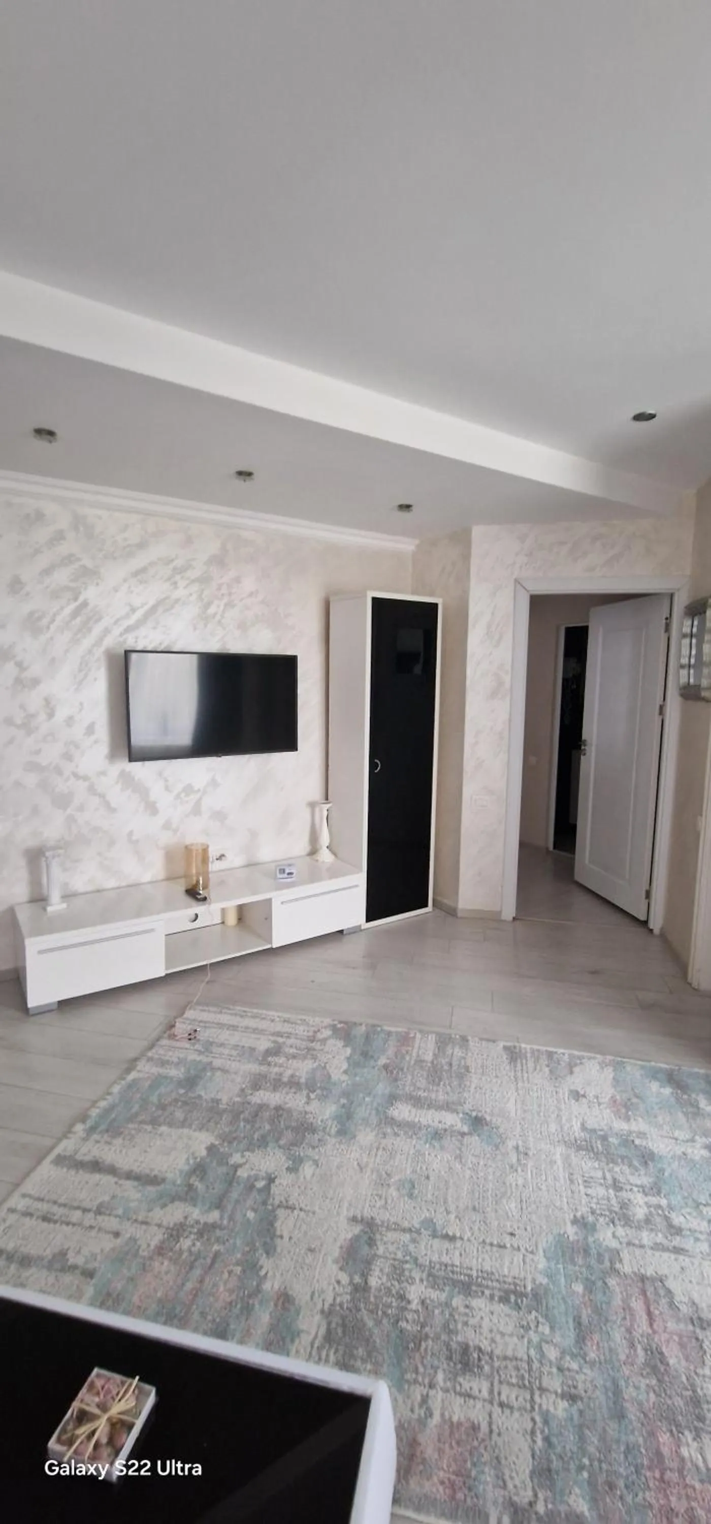 Communal lounge/ TV room in Hotel Jolie Apartments