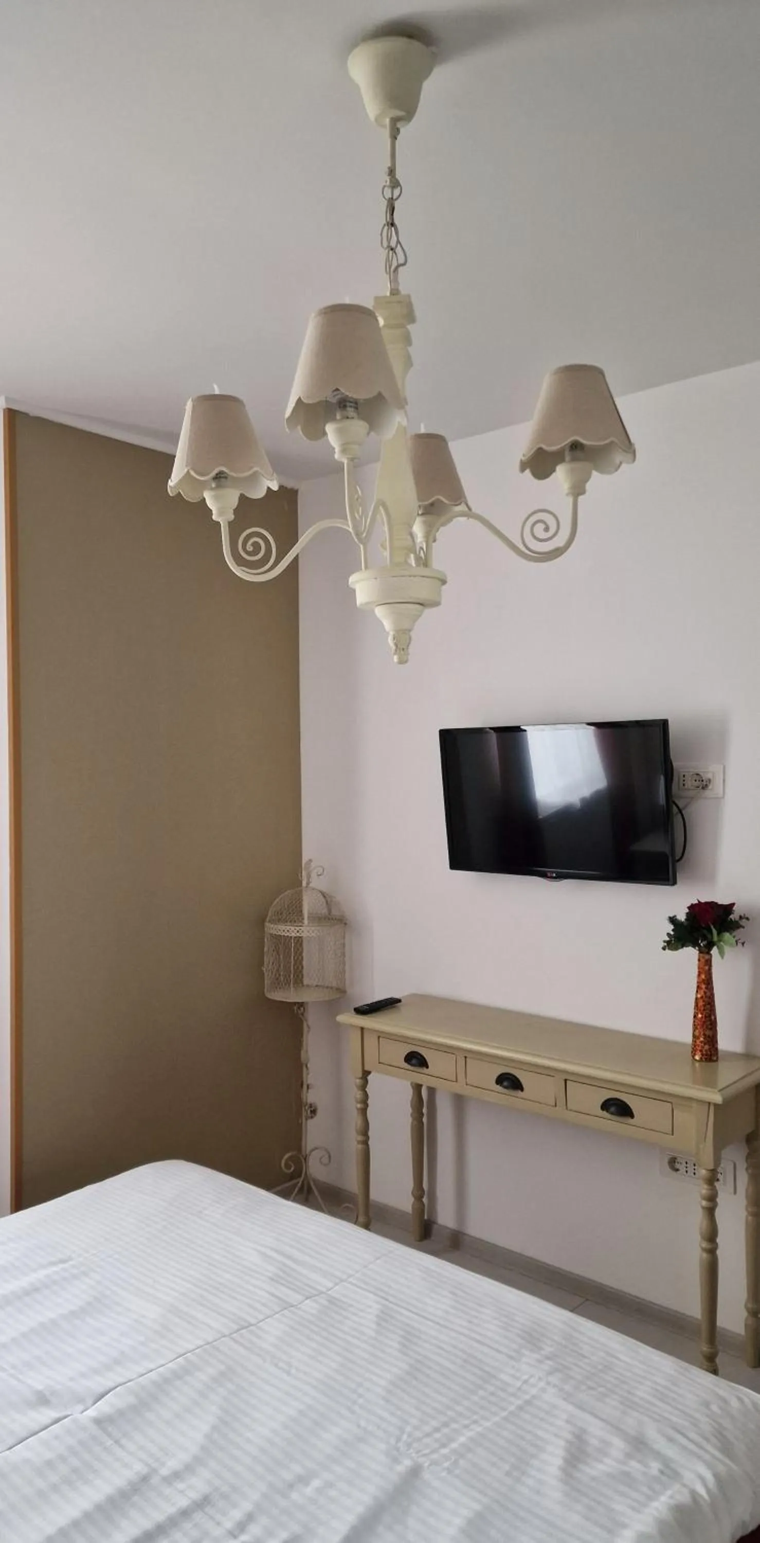 Communal lounge/ TV room, Bed in Hotel Jolie Apartments