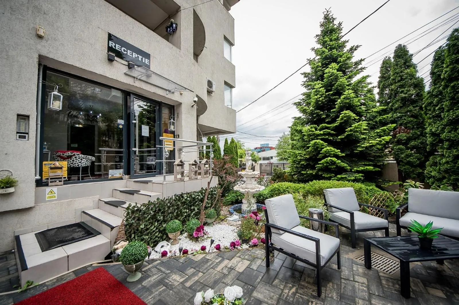 Property building in Hotel Jolie Apartments