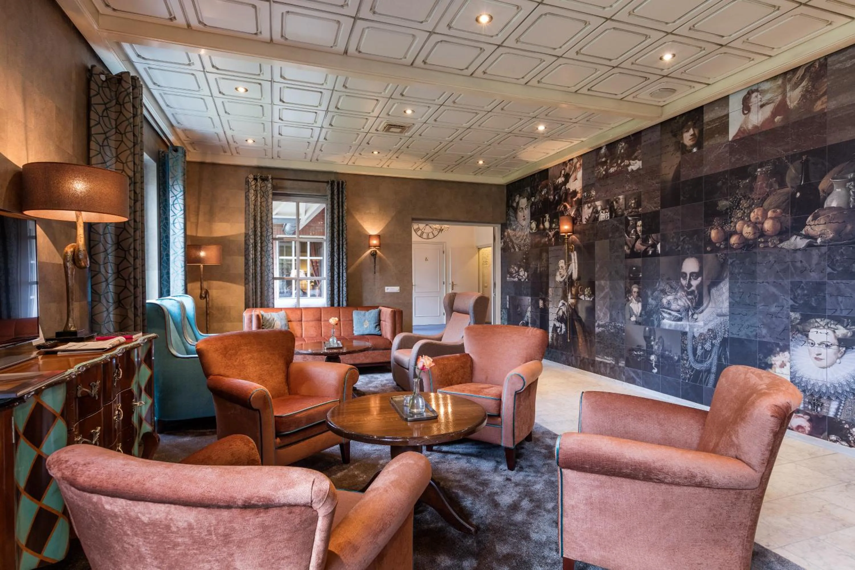 Communal lounge/ TV room in Landhuishotel De Bloemenbeek