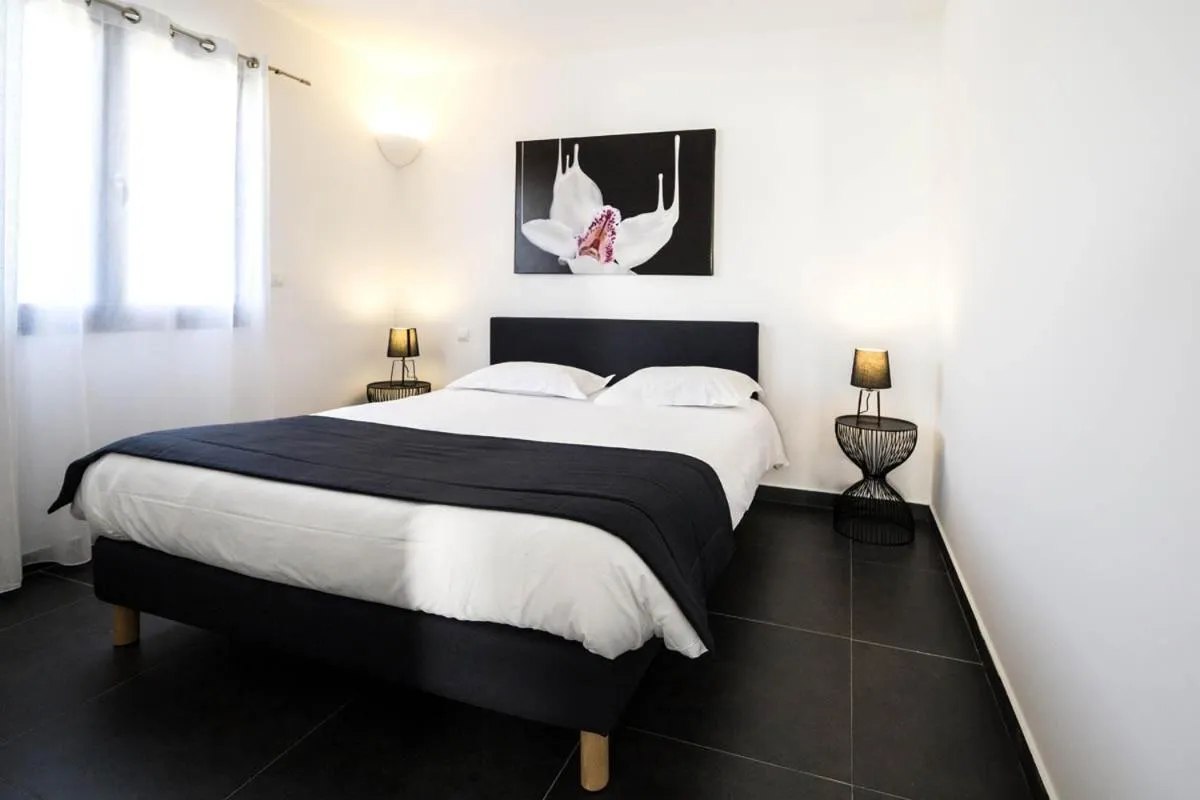 Property building, Bed in l'Albitru