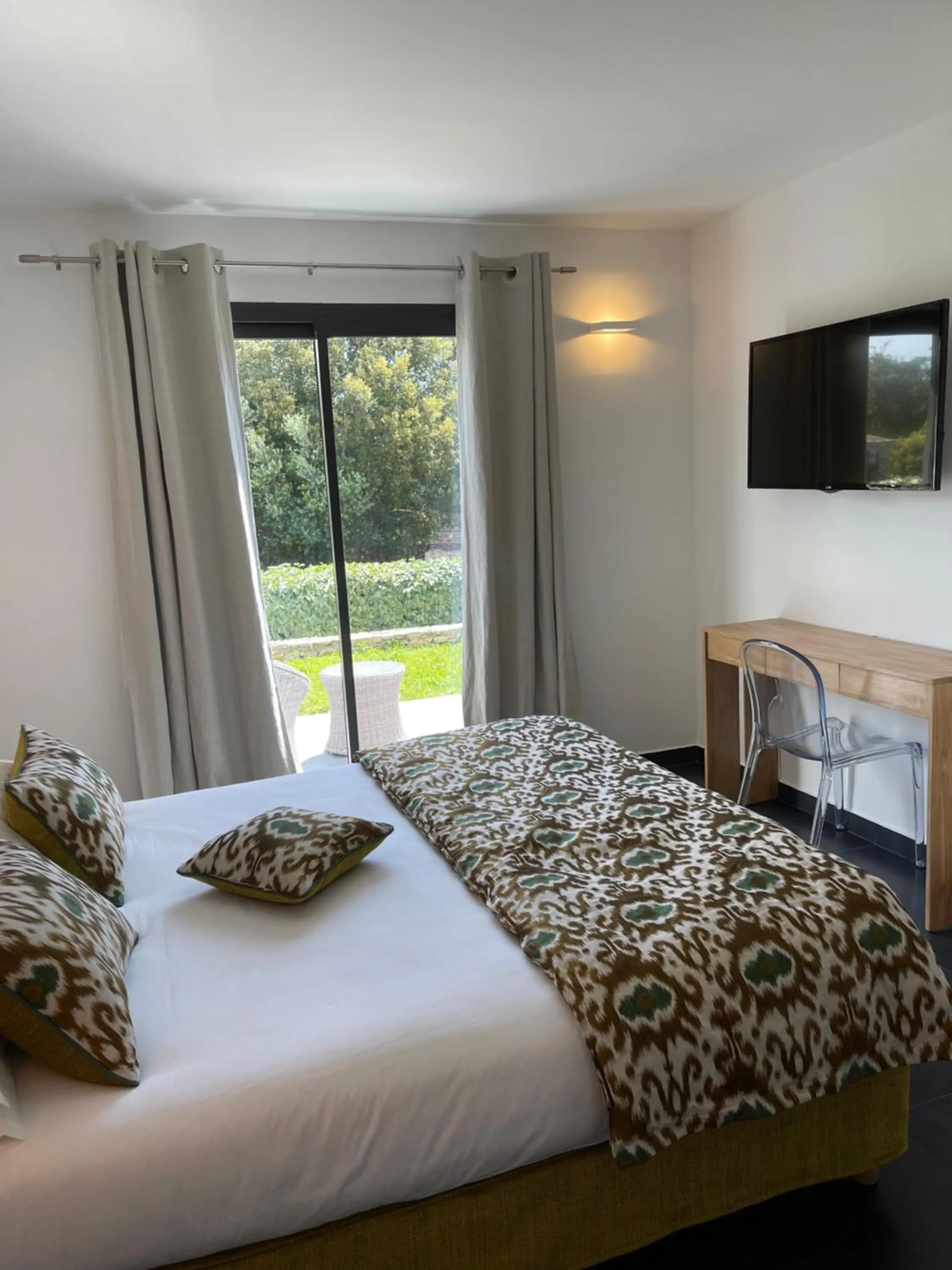 Property building, Bed in l'Albitru