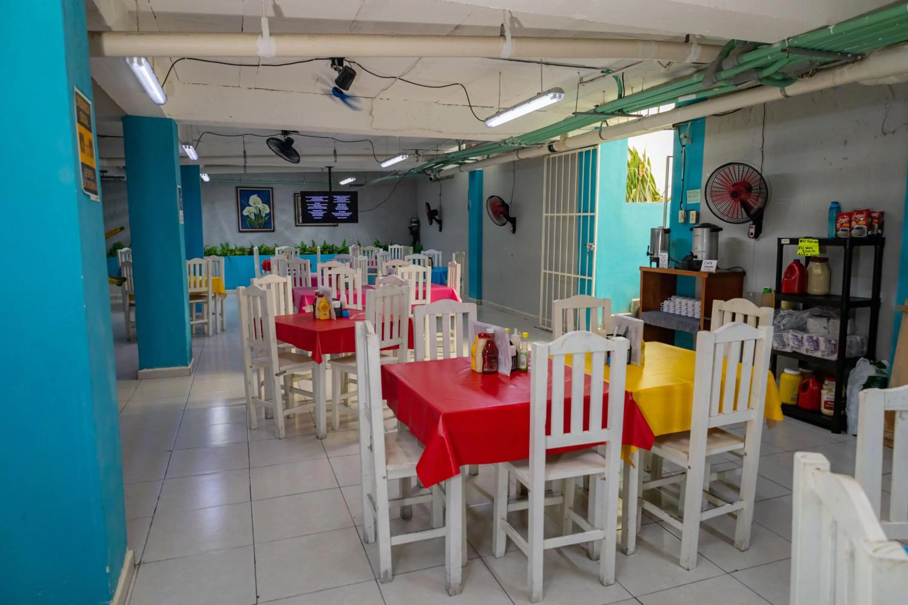 Restaurant/places to eat in Hotel Las Palmas en Laurel