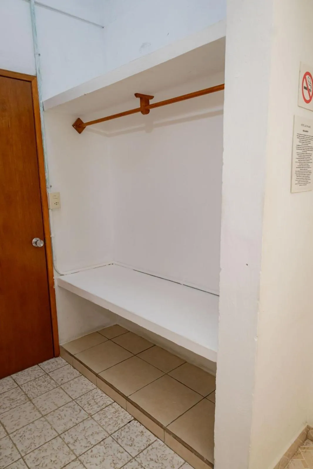 wardrobe in Hotel Las Palmas en Laurel