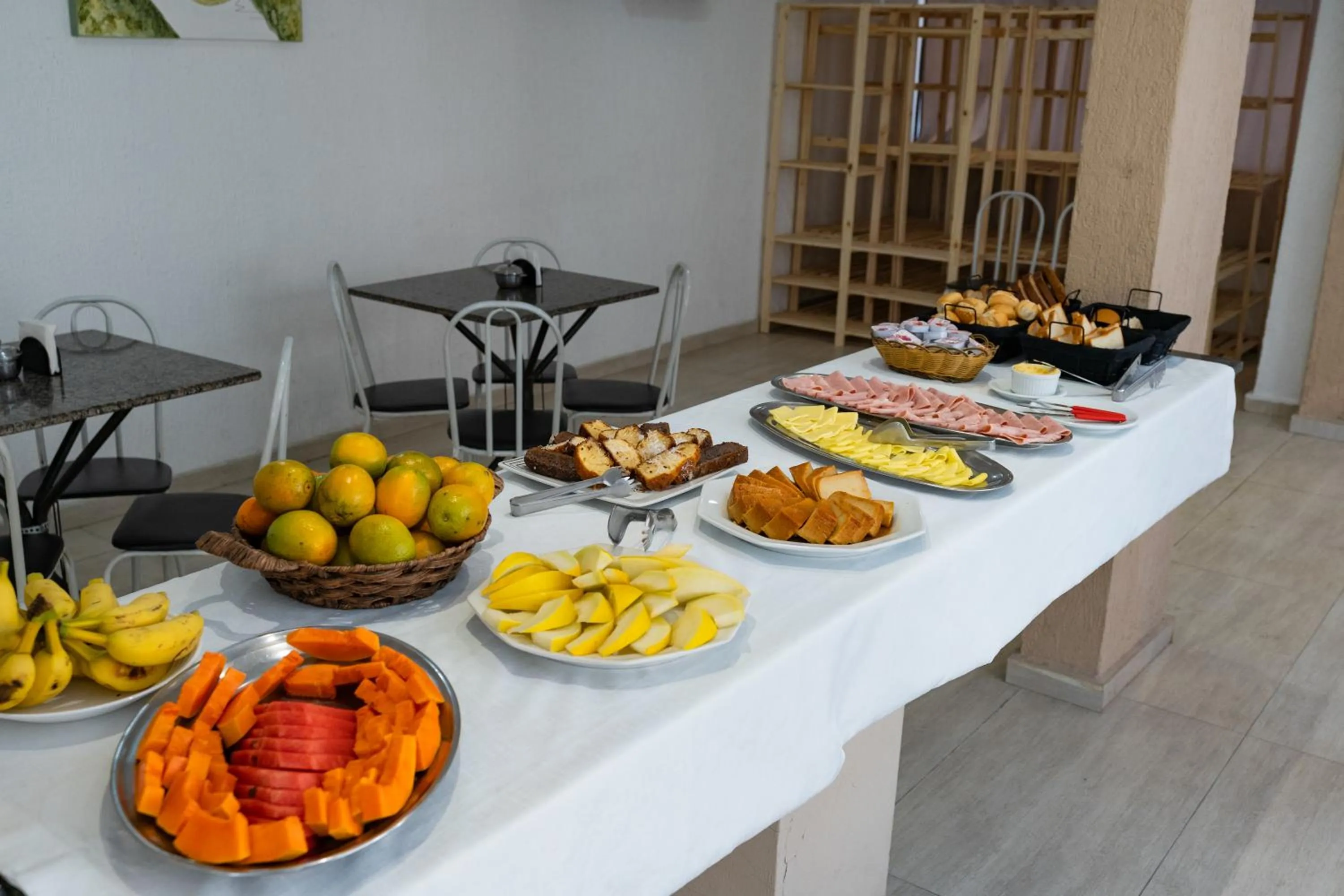 Buffet breakfast in HANNA Balneário Hotel