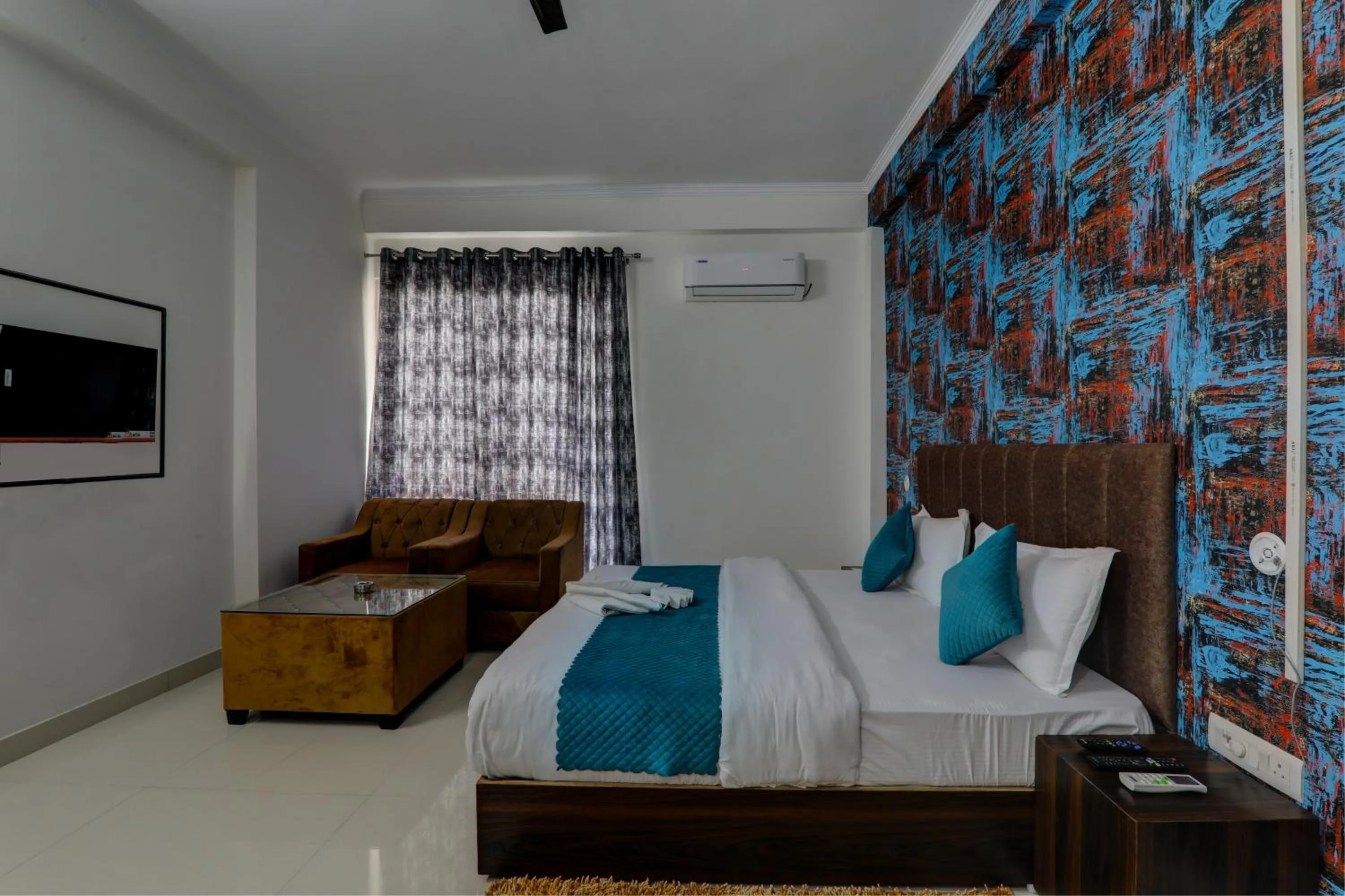 Communal lounge/ TV room, Bed in The Bunglo (Villa)