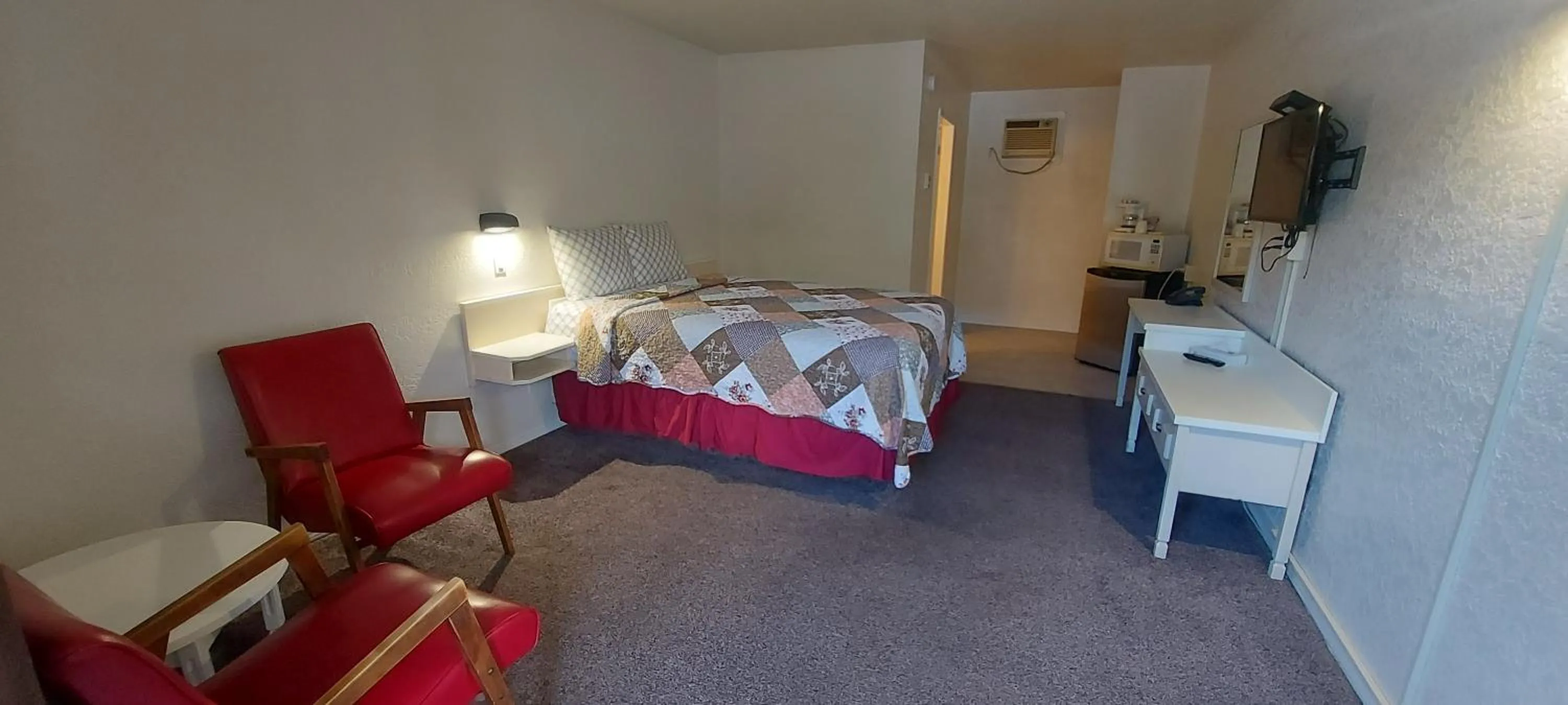 Bed in Granby River Inn & Suites