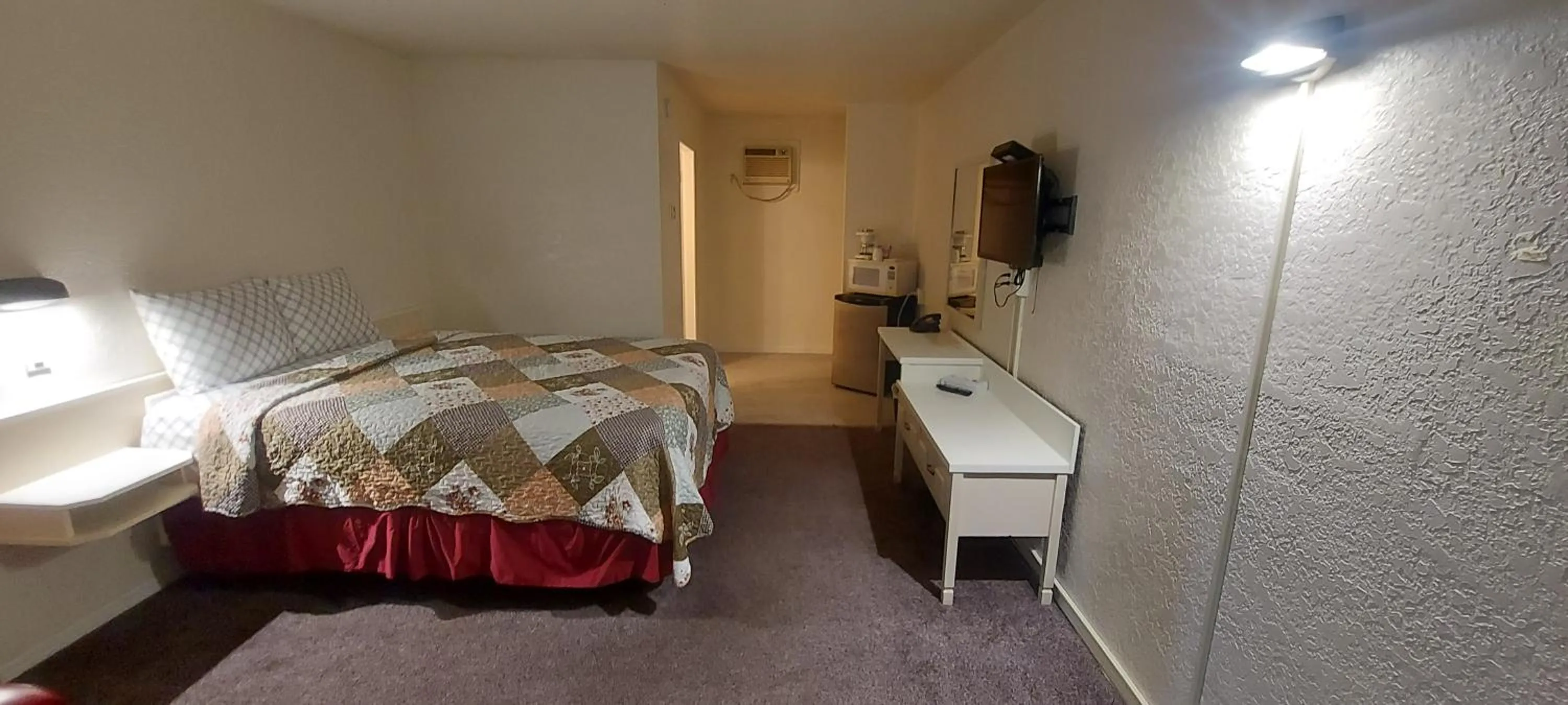 Bed in Granby River Inn & Suites