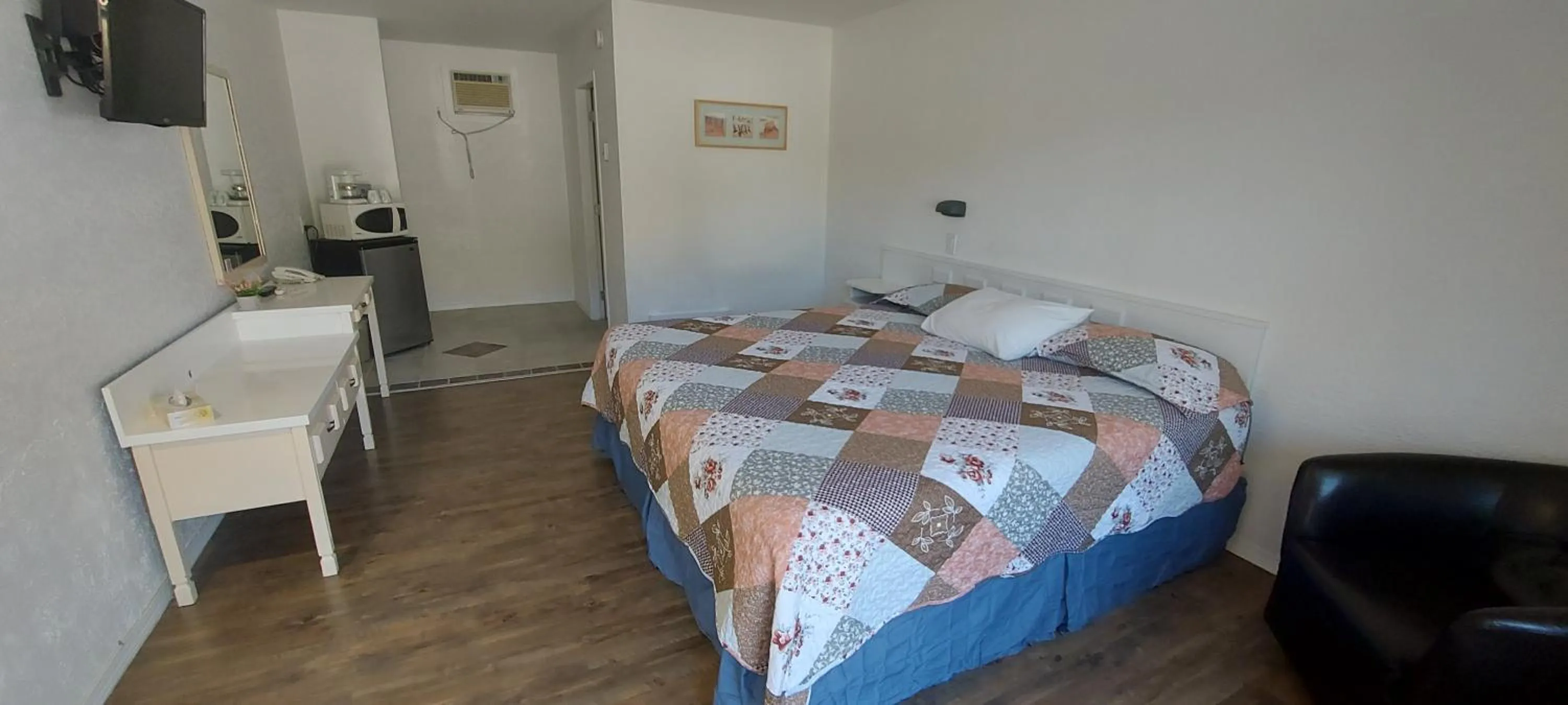 Bed in Granby River Inn & Suites